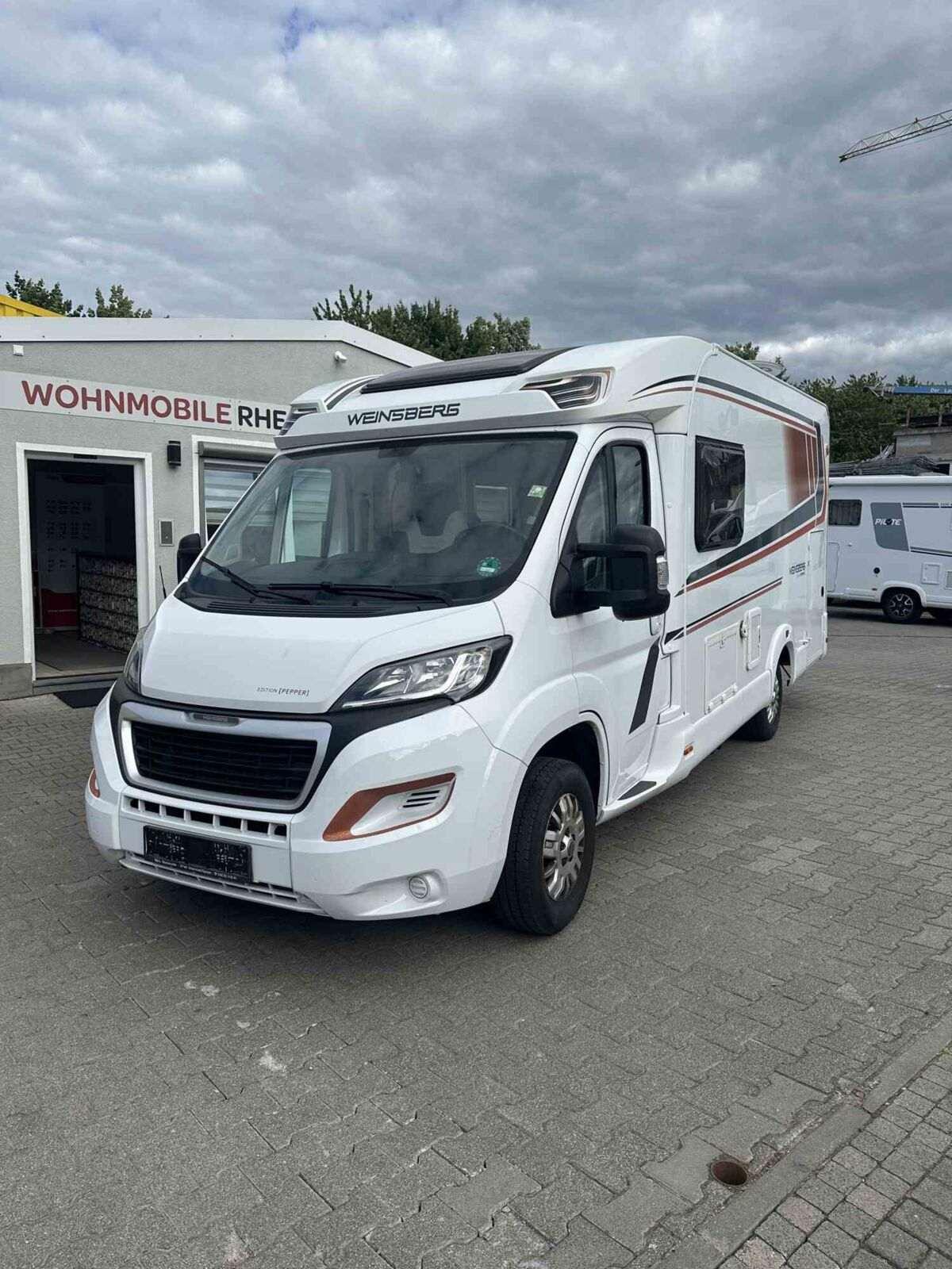 Wohnmobil Peugeot Boxer Weinsberg 600 MG CaraCompact EDITION PEPPER mit 4 Sitzen und 2 Schlafplätzen