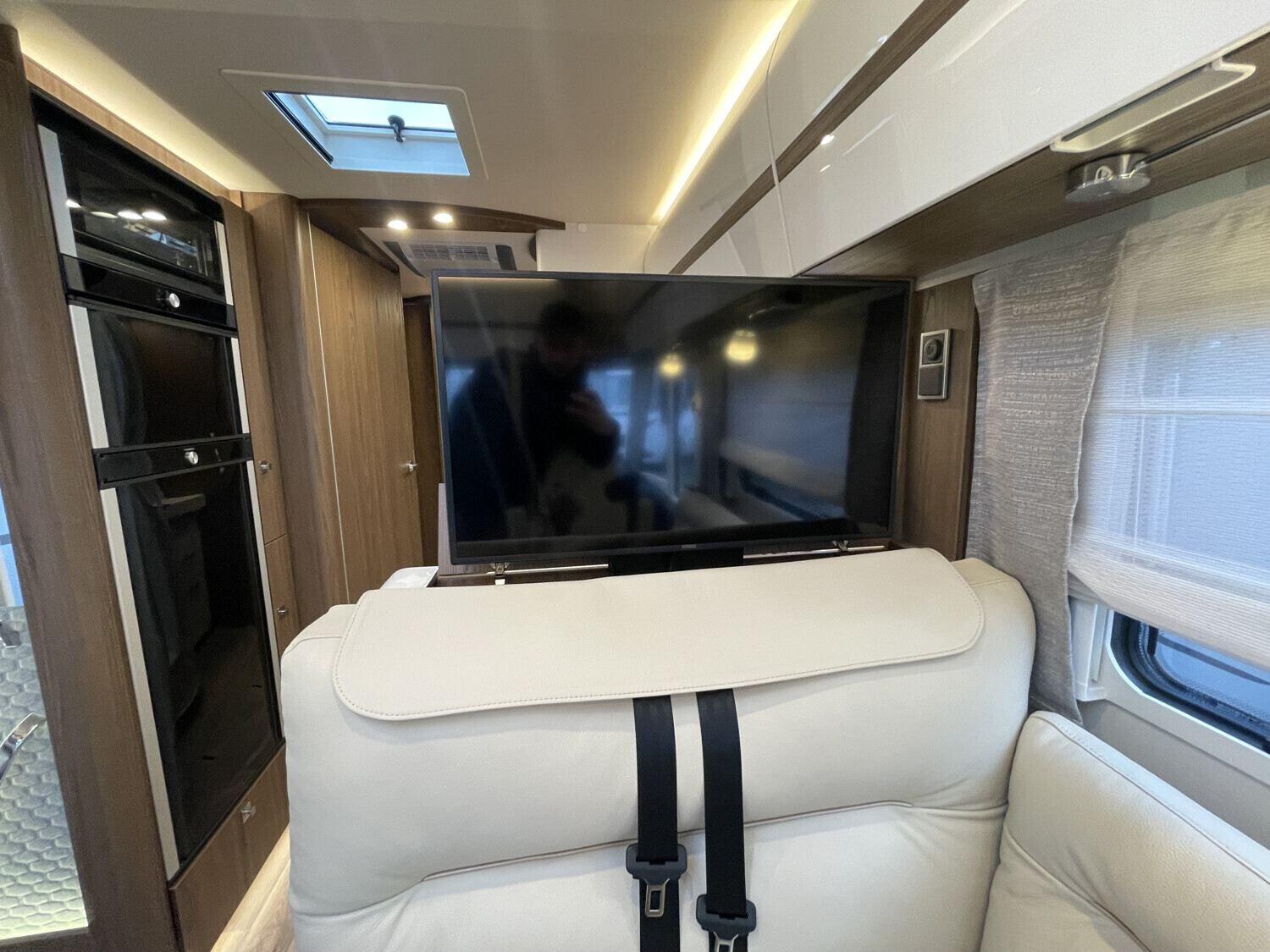 Wohnmobil Mercedes Sprinter Hymer 890 B-Klasse ML I mit 4 Sitzen und 2 Schlafplätzen