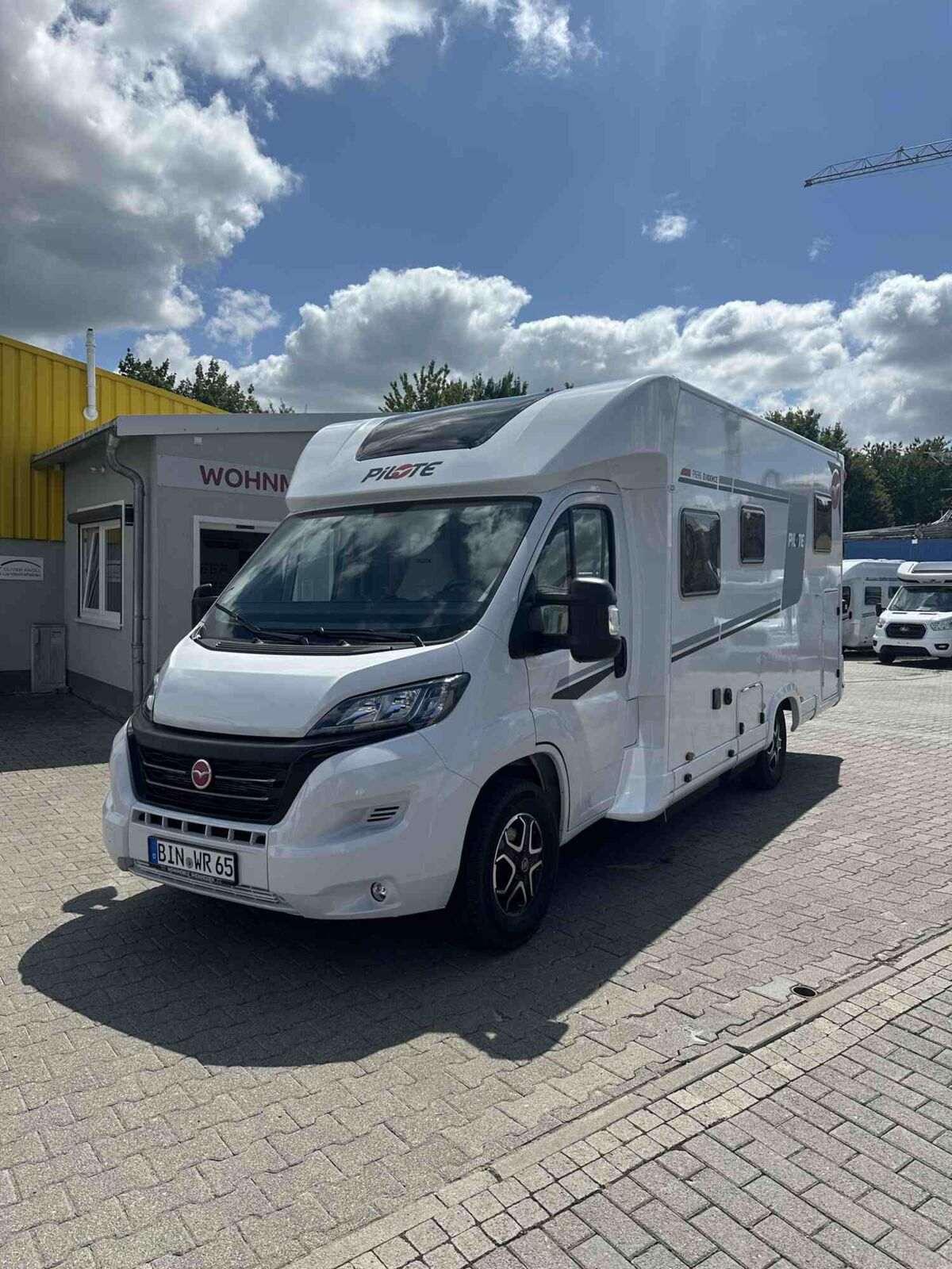Wohnmobil Fiat Ducato Pilote 696GJ Pacific mit 4 Sitzen und 4 Schlafplätzen