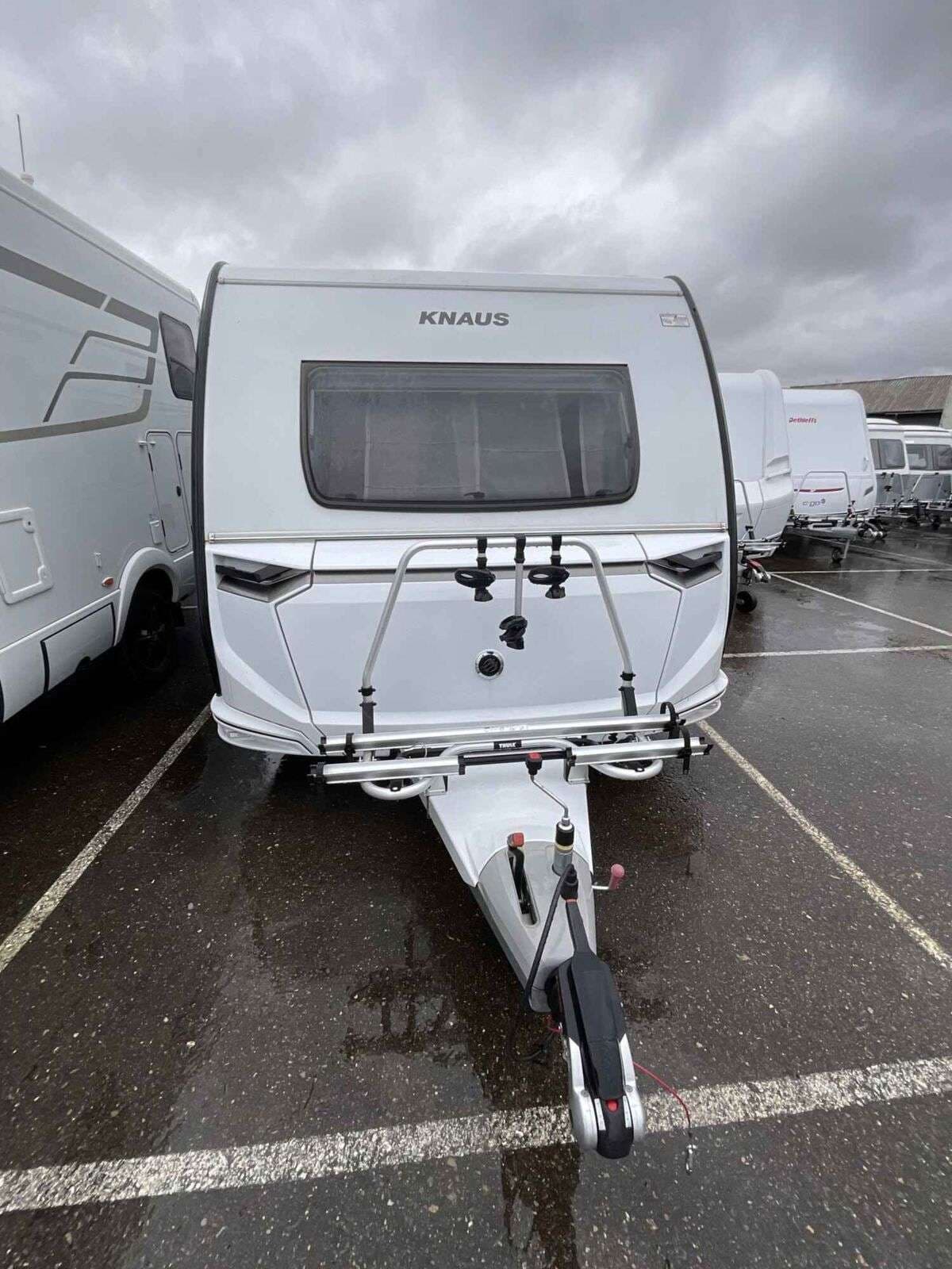 Wohnwagen Knaus Südwind 60 YEARS 580 QS mit 4 Sitzen bei ERWIN HYMER Center Bad Waldsee GmbH Wohnwagen Knaus 580 QS Südwind 60 YEARS mit 4 Sitzen und 5 Schlafplätzen