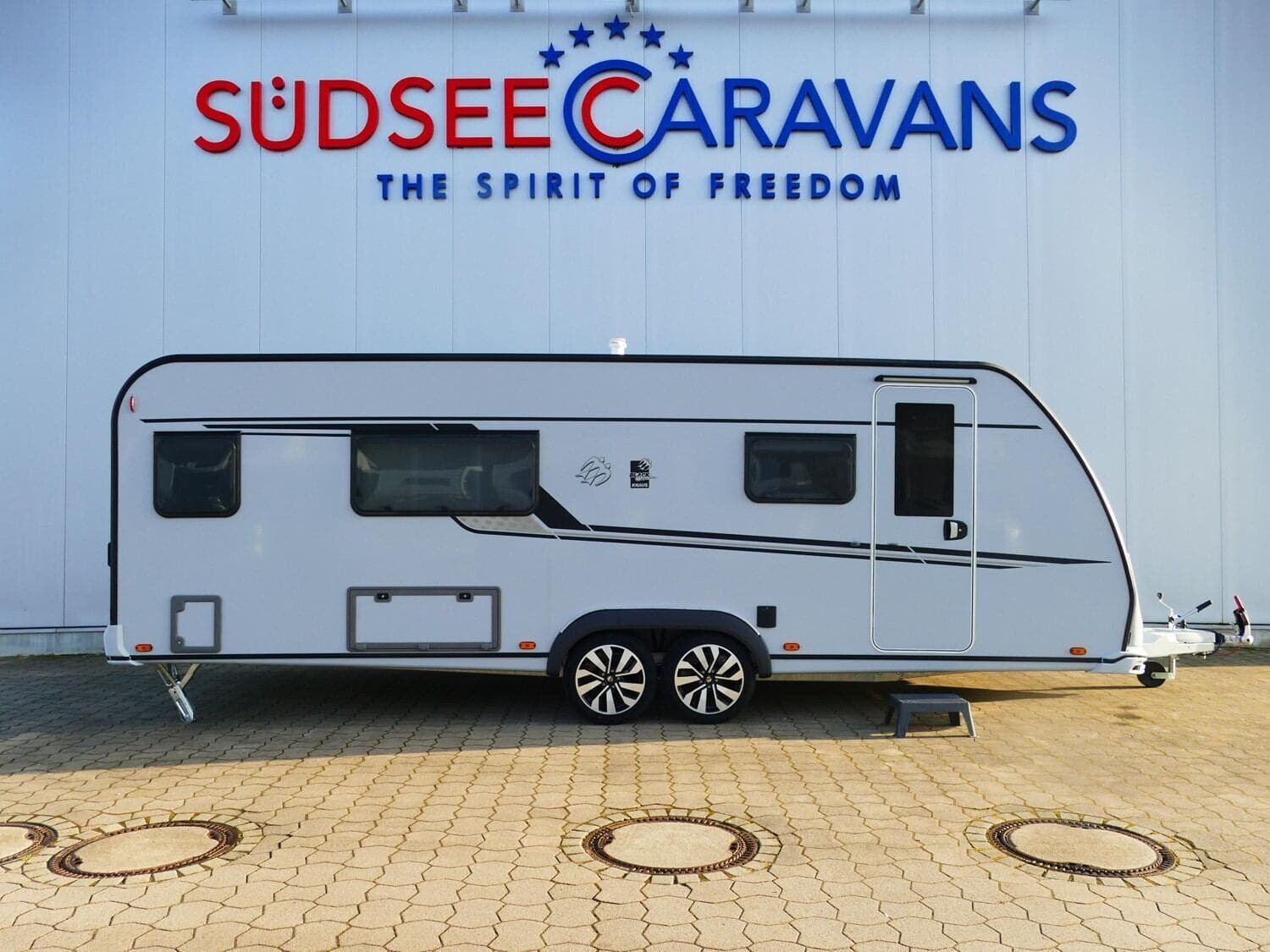 Wohnwagen Knaus Südwind BLACK SELECTION 650 PEB bei Südsee-Camp, Gottfried & Per Thiele OHG Wohnwagen Knaus 650 PEB Südwind BLACK SELECTION mit 3 Schlafplätzen