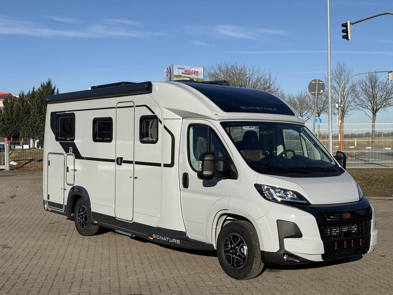 Wohnmobil Bürstner Signature SFT 7.0 mit 5 Sitzen bei Camper Center Müller by Autohaus Gebr. Müller GmbH Wohnmobil Fiat Ducato Bürstner SFT 7.0 Signature mit 5 Sitzen und 2 Schlafplätzen