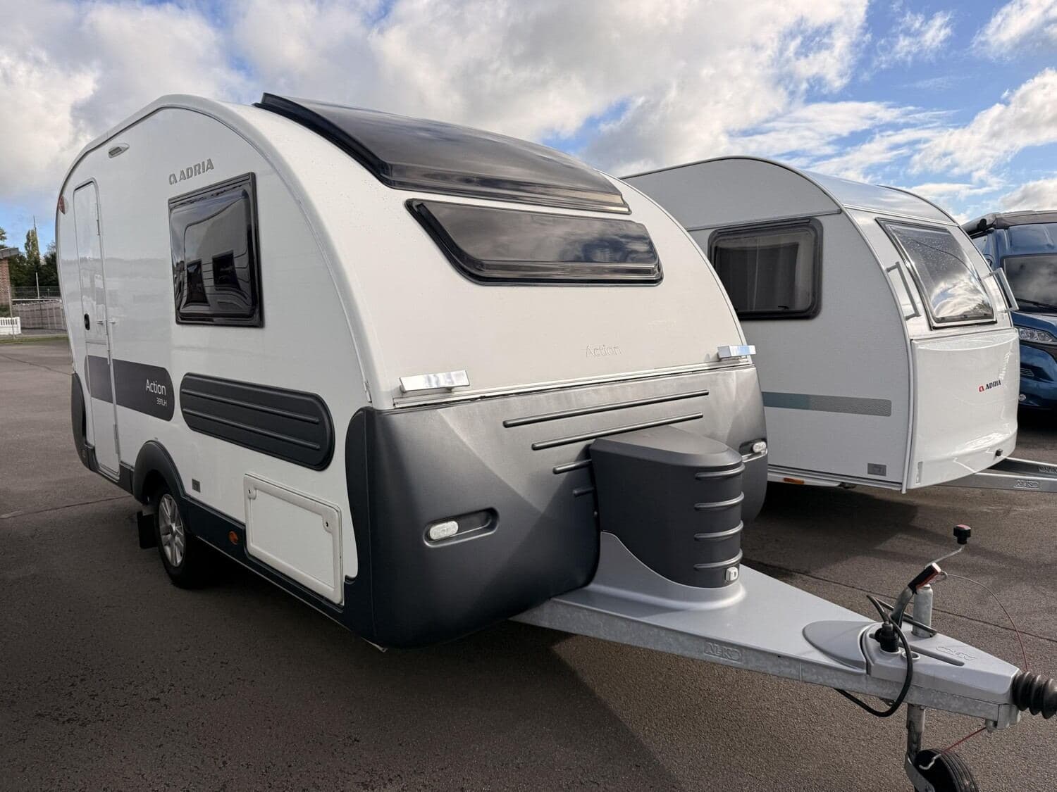 Wohnwagen Adria Action 361 LH bei 3H Camping Center GmbH Wohnwagen Adria 361 LH Action mit 3 Schlafplätzen