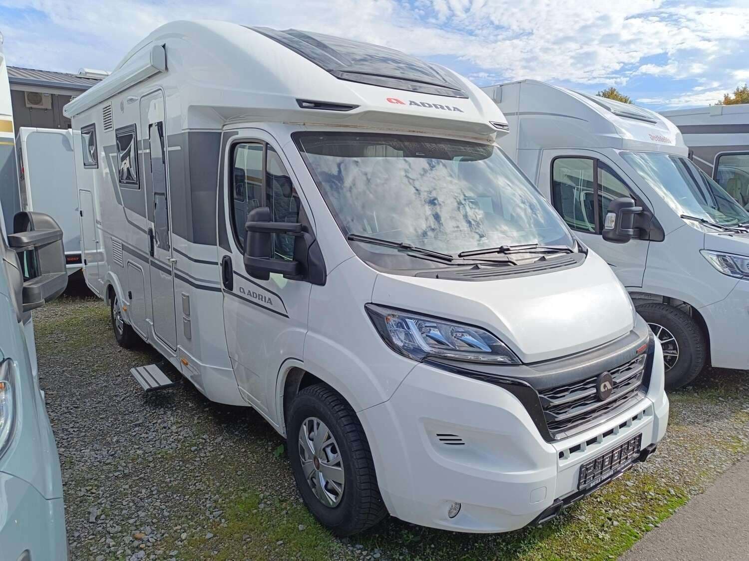 Wohnmobil Adria Matrix Axess 600 SL mit 4 Sitzen bei Dietle GmbH Wohnmobil Fiat Ducato Adria 600 SL Matrix Axess mit 4 Sitzen und 4 Schlafplätzen