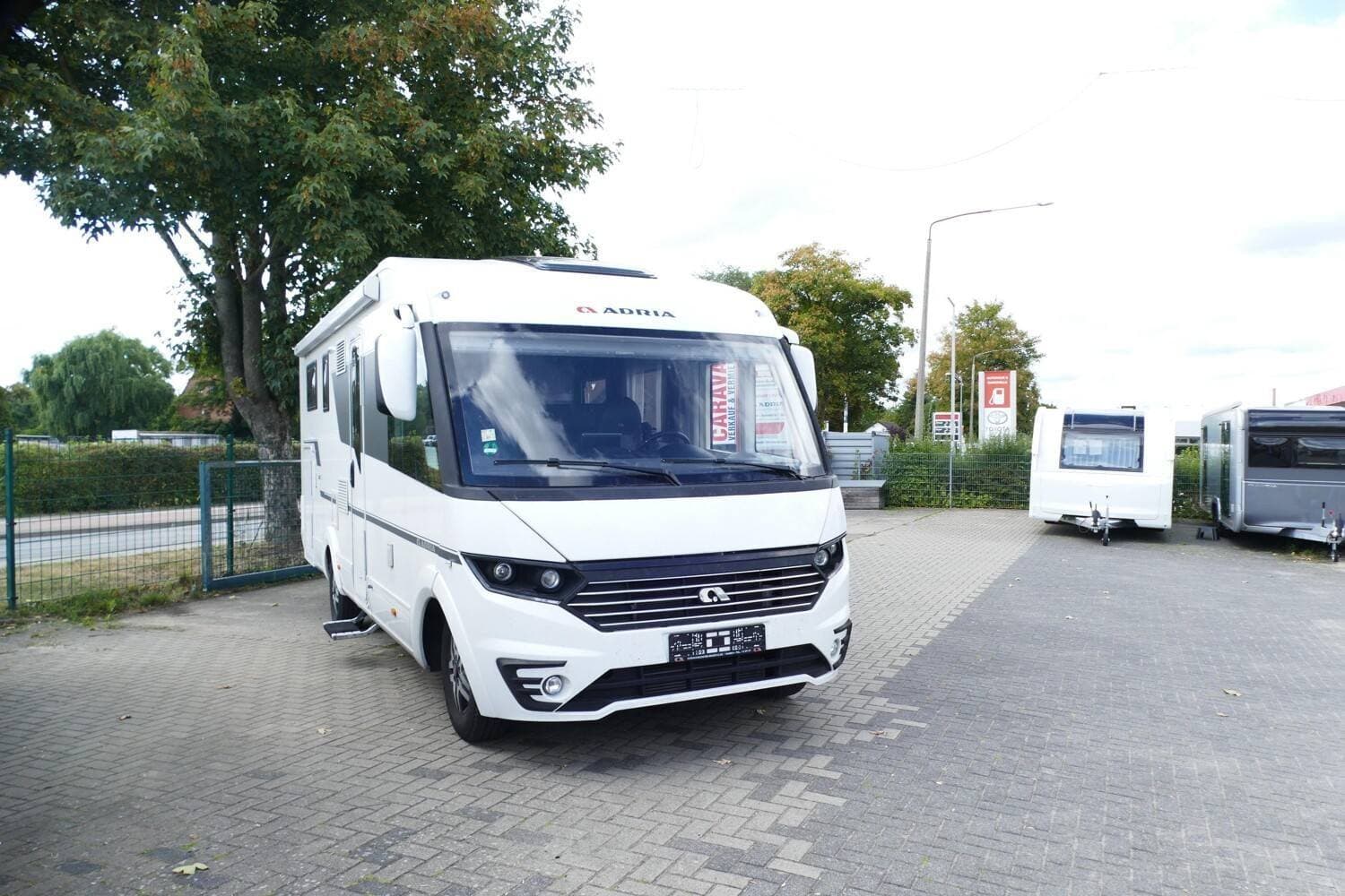 Wohnmobil Adria Sonic Axess 700 SL mit 4 Sitzen bei Caravancenter Jörg Dornbrack Wohnmobil Fiat Ducato Adria 700 SL Sonic Axess mit 4 Sitzen und 4 Schlafplätzen