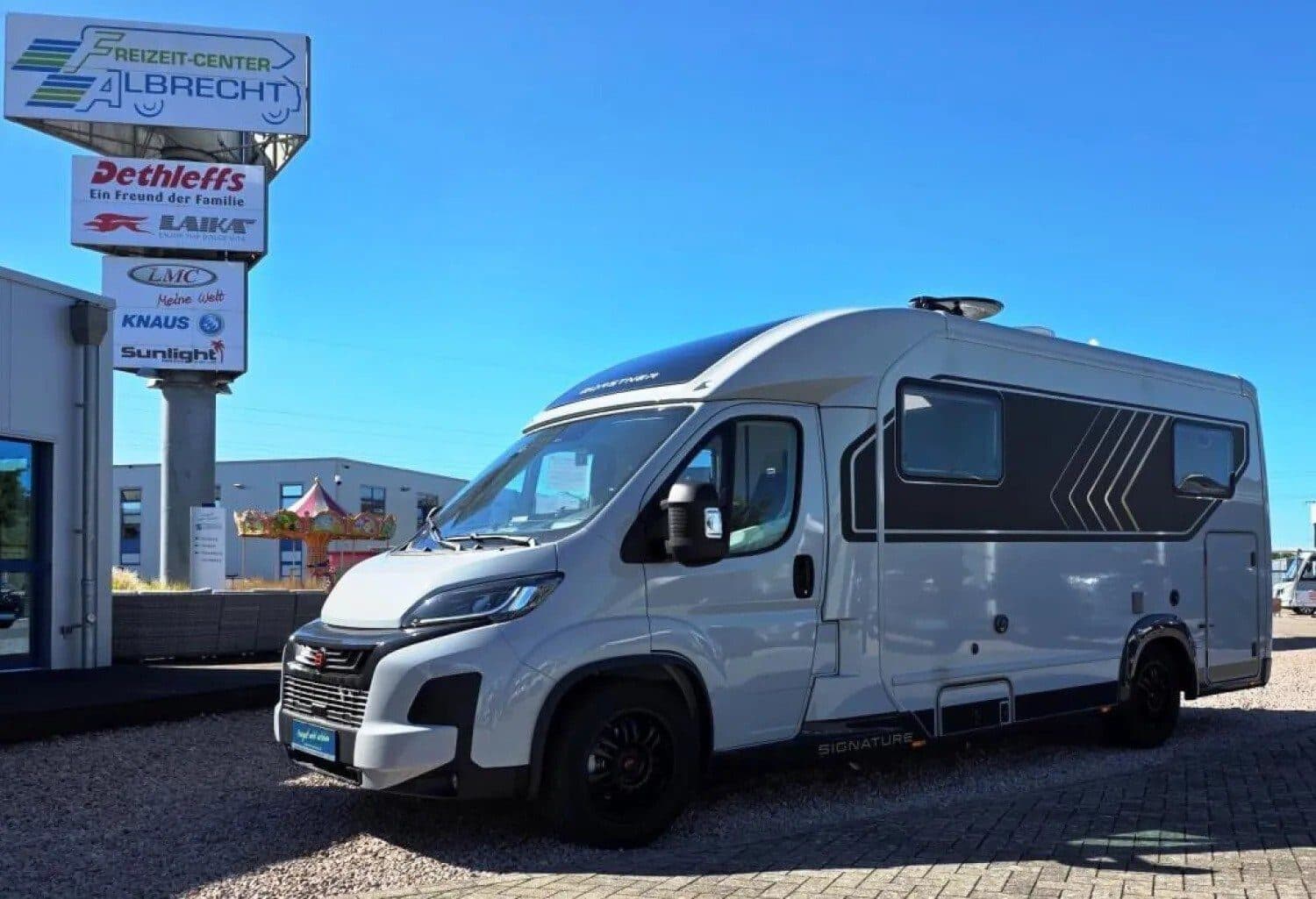 Wohnmobil Bürstner Signature SFT 7.0 mit 4 Sitzen bei Freizeit-Center Albrecht GmbH & Co. KG Wohnmobil Fiat Ducato Bürstner SFT 7.0 Signature mit 4 Sitzen und 2 Schlafplätzen