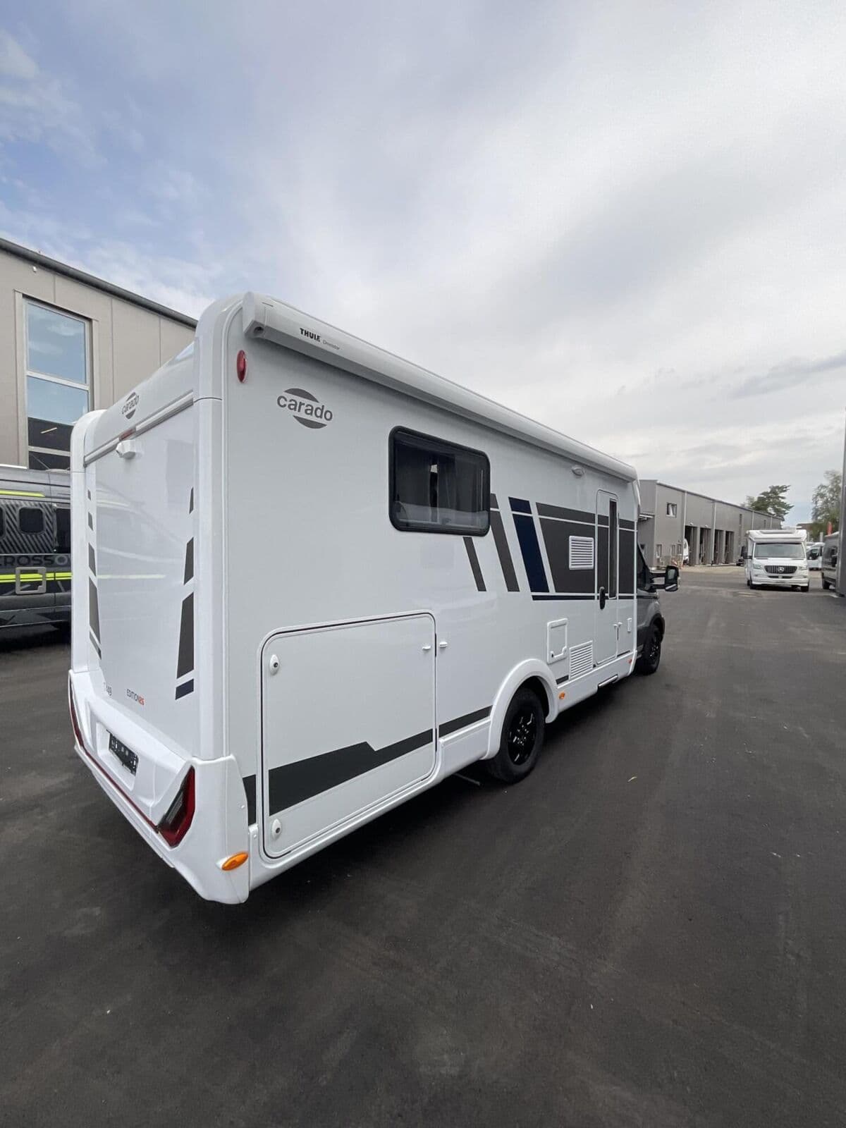 Wohnmobil Carado Edition26 T Ford 449 mit 4 Sitzen bei ERWIN HYMER Center Bad Waldsee GmbH Wohnmobil Ford Transit Carado 449 Edition26 T Ford mit 4 Sitzen und 4 Schlafplätzen