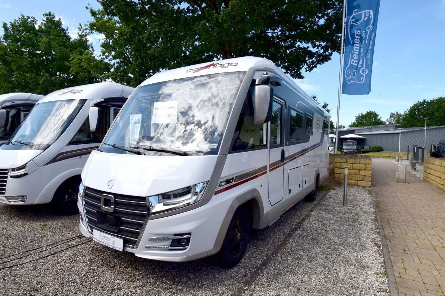 Wohnmobil Carthago chic c-line I 4.9 LE L mit 4 Sitzen bei Reimers Reisemobil GmbH Wohnmobil Mercedes Sprinter Carthago 4.9 LE L chic c-line I mit 4 Sitzen und 4 Schlafplätzen