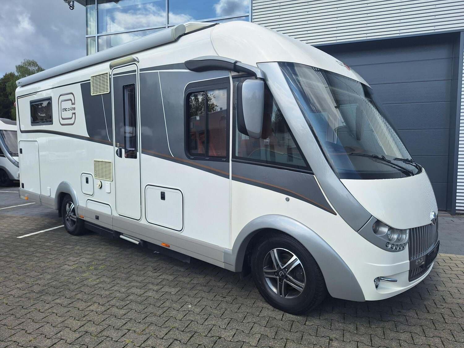 Wohnmobil Carthago chic c-line I 5.0 QB mit 4 Sitzen bei MPG Mobilpartner GmbH Wohnmobil Fiat Ducato Carthago 5.0 QB chic c-line I mit 4 Sitzen und 4 Schlafplätzen