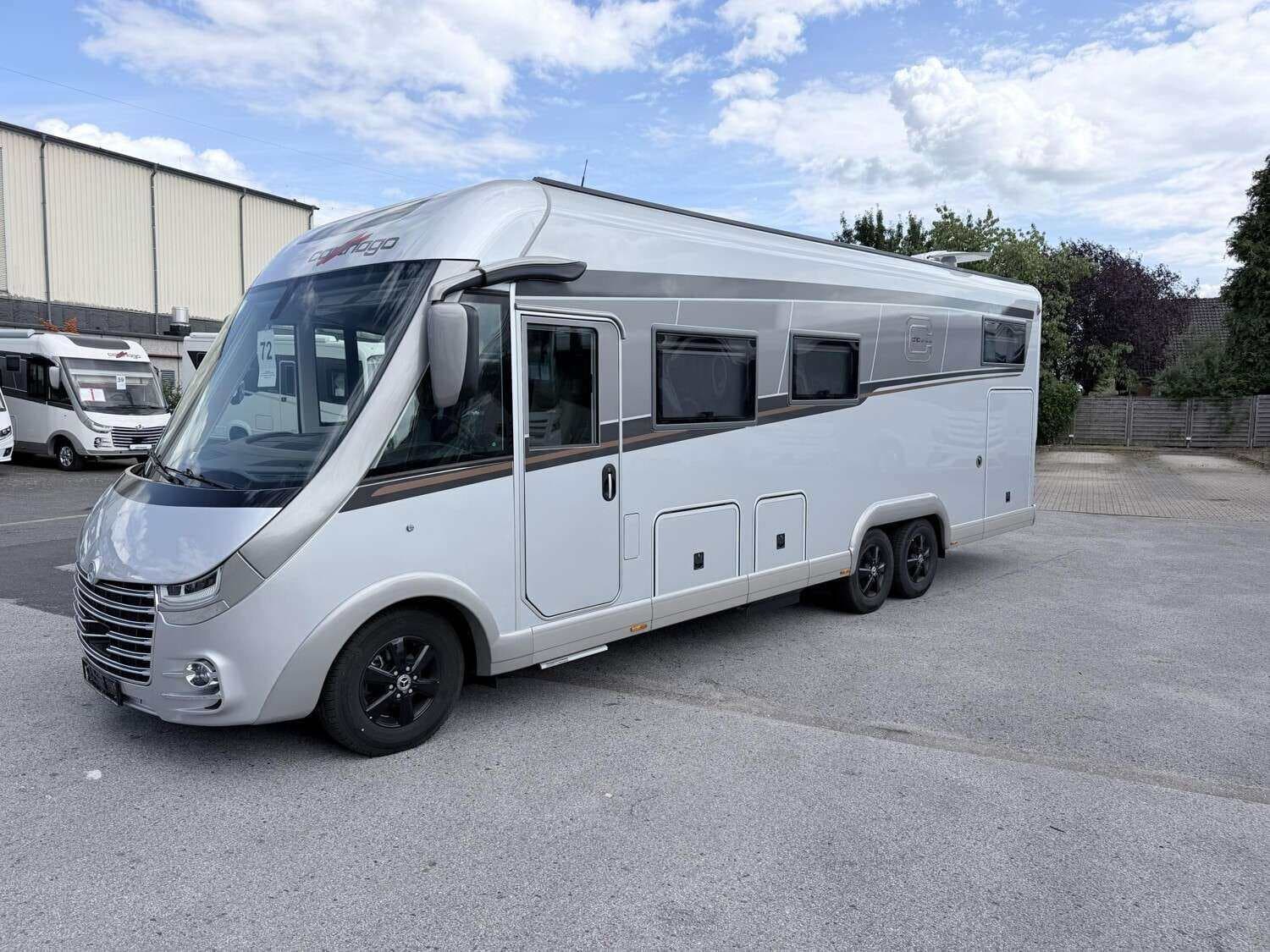 Wohnmobil Carthago chic e-line I 61 XL LE mit 4 Sitzen bei Reisemobile Berens GmbH Wohnmobil Mercedes Sprinter Carthago 61 XL LE chic e-line I mit 4 Sitzen und 2 Schlafplätzen