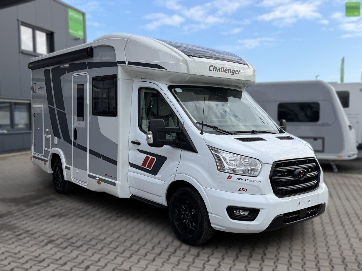 Wohnmobil Challenger Teilintegriert Graphite Edition 250 mit 4 Sitzen bei Albers Mobile GmbH Wohnmobil Ford Transit Custom Challenger 250 Teilintegriert Graphite Edition mit 4 Sitzen und 4 Schlafplätzen