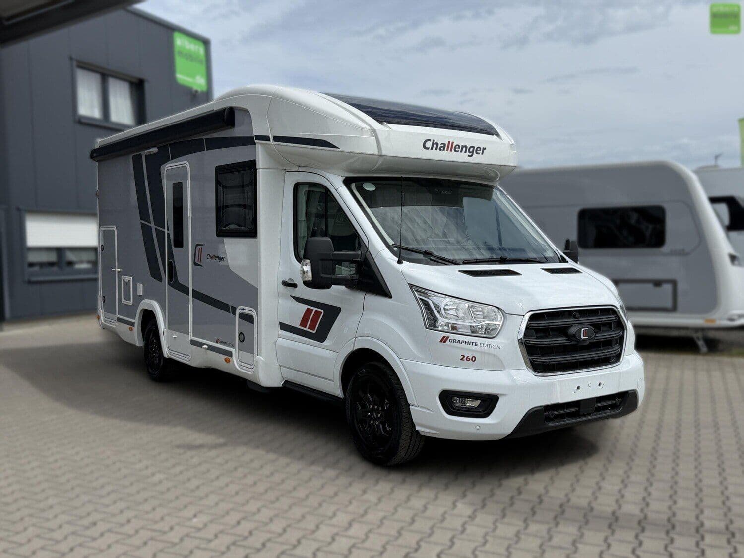 Wohnmobil Challenger Teilintegriert Graphite Edition 260 mit 4 Sitzen bei Albers Mobile GmbH Wohnmobil Ford Transit Custom Challenger 260 Teilintegriert Graphite Edition mit 4 Sitzen und 4 Schlafplätzen