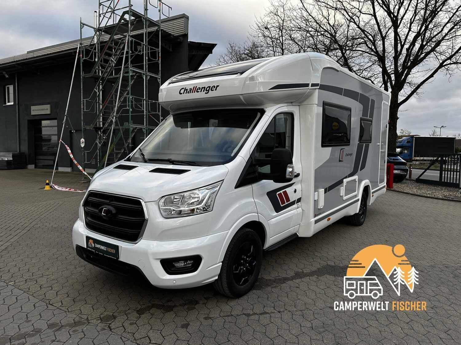 Wohnmobil Challenger Teilintegriert Graphite Edition 260 mit 4 Sitzen bei Camperwelt Fischer GmbH Wohnmobil Ford Transit Challenger 260 Teilintegriert Graphite Edition mit 4 Sitzen und 2 Schlafplätzen