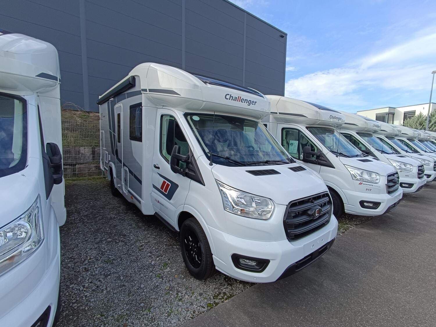 Wohnmobil Challenger Teilintegriert Graphite Edition 270 mit 4 Sitzen bei Dietle GmbH Wohnmobil Ford Transit Challenger 270 Teilintegriert Graphite Edition mit 4 Sitzen und 2 Schlafplätzen