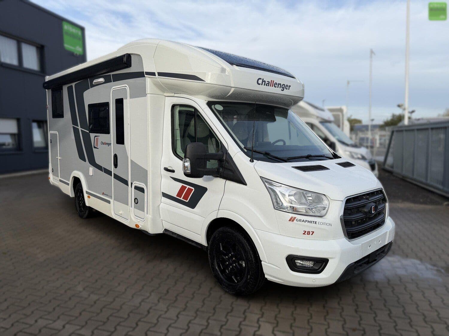 Wohnmobil Challenger Teilintegriert Graphite Edition 287 mit 5 Sitzen bei Albers Mobile GmbH Wohnmobil Ford Transit Custom Challenger 287 Teilintegriert Graphite Edition mit 5 Sitzen und 4 Schlafplätzen