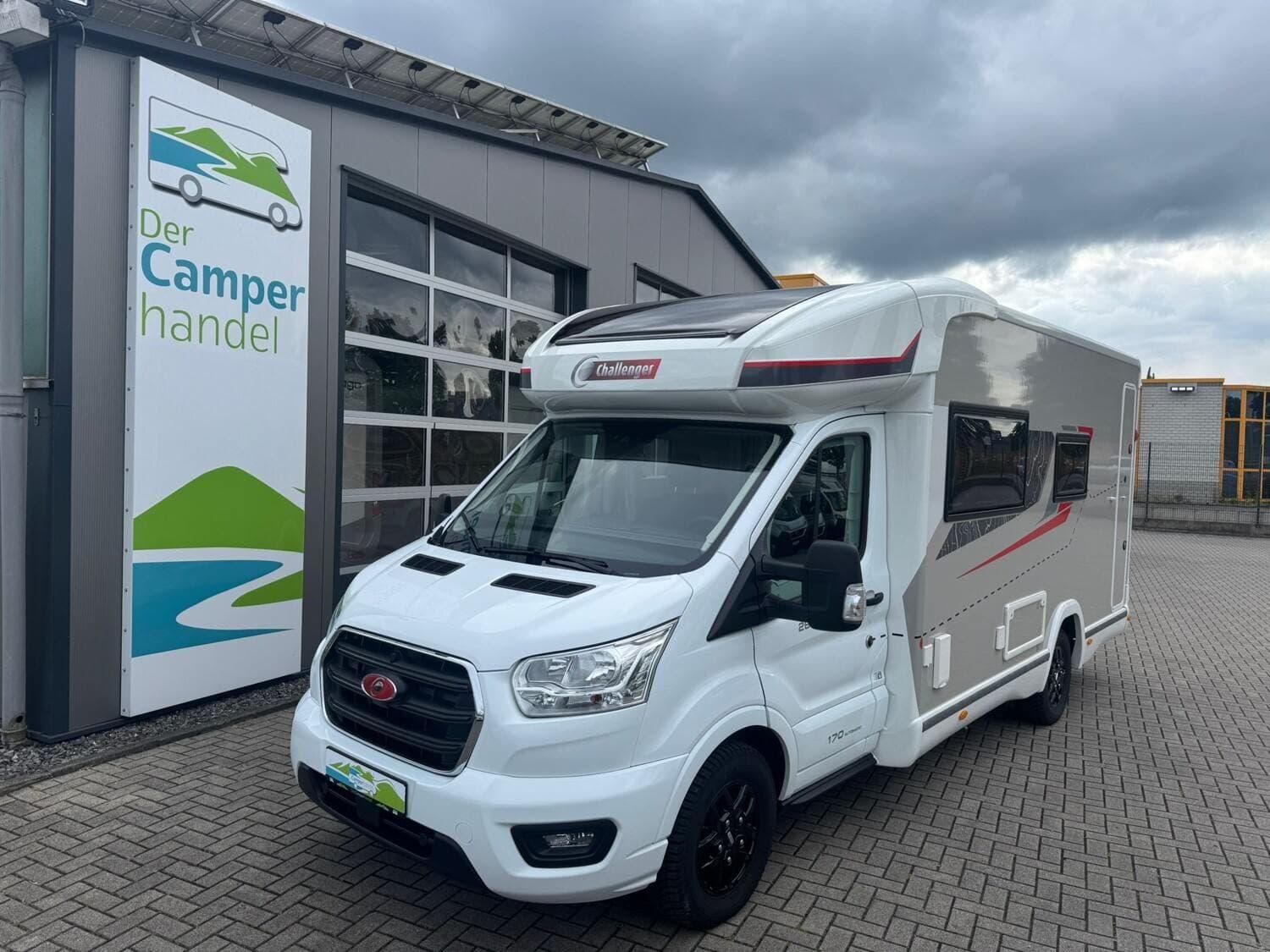 Wohnmobil Challenger Teilintegriert Graphite Edition Ultimate 260 mit 4 Sitzen bei Der Camperhandel Wohnmobil Ford Transit Challenger Ultimate 260 Teilintegriert Graphite Edition mit 4 Sitzen und 4 Schlafplätzen