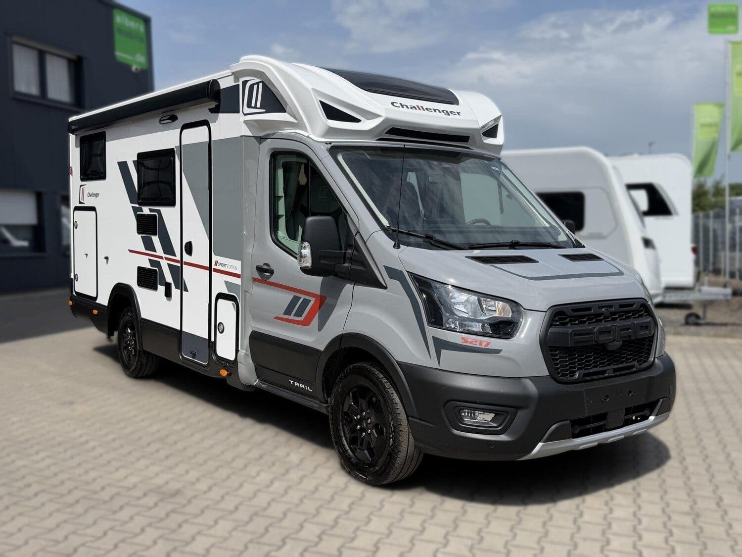 Wohnmobil Challenger Teilintegriert S Sport Edition S217 mit 4 Sitzen bei Albers Mobile GmbH Wohnmobil Ford Transit Challenger S217 Teilintegriert S Sport Edition mit 4 Sitzen und 3 Schlafplätzen