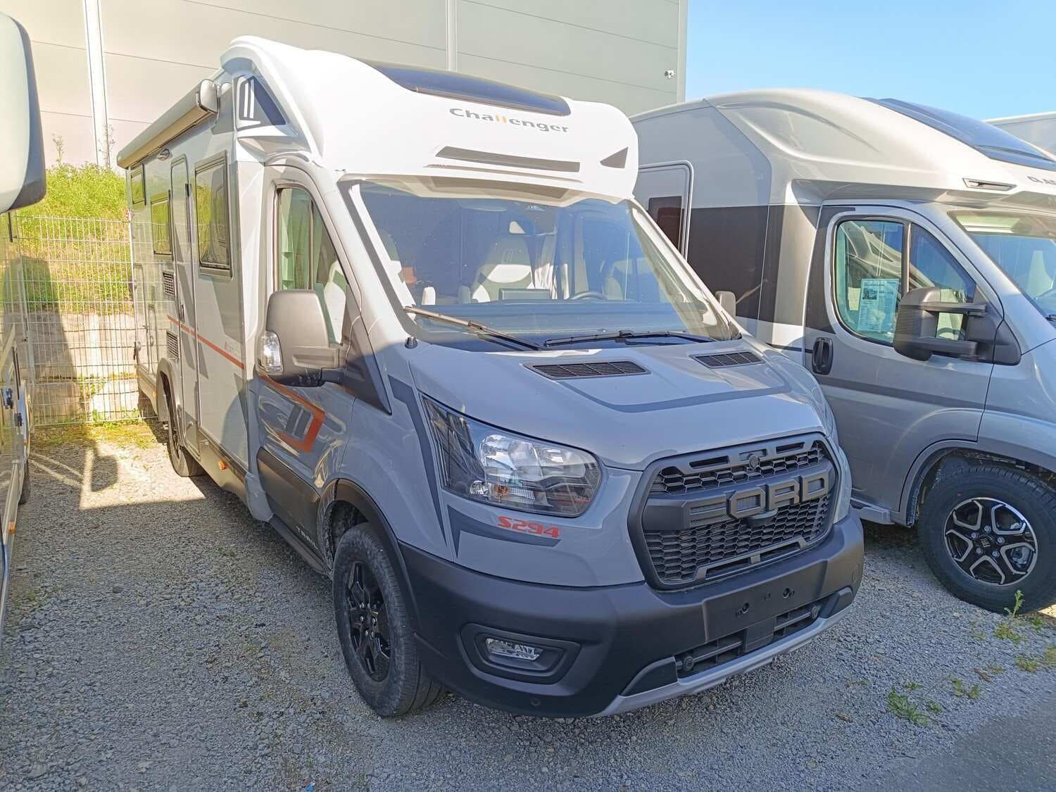 Wohnmobil Challenger Teilintegriert S Sport Edition S294 mit 4 Sitzen bei Dietle GmbH Wohnmobil Ford Transit Challenger S294 Teilintegriert S Sport Edition mit 4 Sitzen und 4 Schlafplätzen