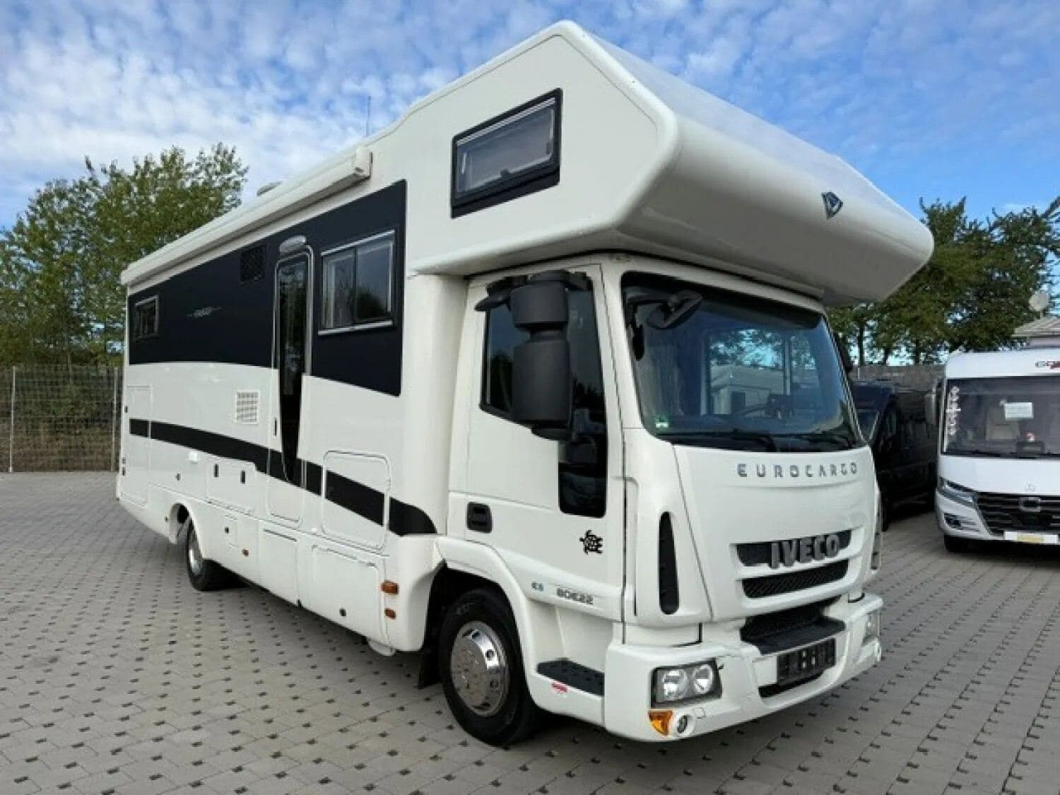 Wohnmobil Concorde Cruiser 890 L mit 4 Sitzen bei Niesmann Caravaning GmbH & Co. KG Wohnmobil Iveco Eurocargo Concorde 890 L Cruiser mit 4 Sitzen und 4 Schlafplätzen