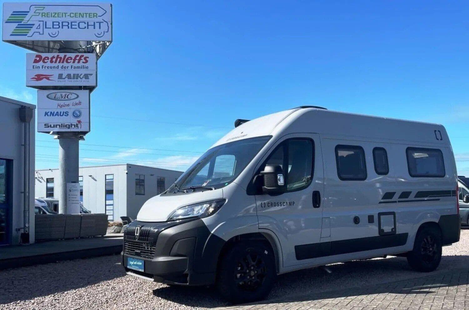 Wohnmobil Crosscamp ADVTR 5.4 DF mit 4 Sitzen bei Freizeit-Center Albrecht GmbH & Co. KG Wohnmobil Peugeot Boxer Crosscamp 5.4 DF ADVTR mit 4 Sitzen und 2 Schlafplätzen