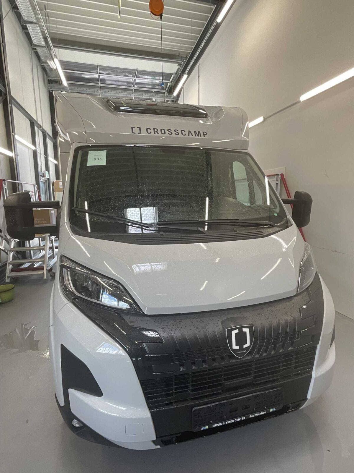 Wohnmobil Crosscamp EXPDN 7.0 E Peugeot mit 4 Sitzen bei ERWIN HYMER Center Bad Waldsee GmbH Wohnmobil Peugeot Boxer Crosscamp 7.0 E Peugeot EXPDN mit 4 Sitzen und 4 Schlafplätzen
