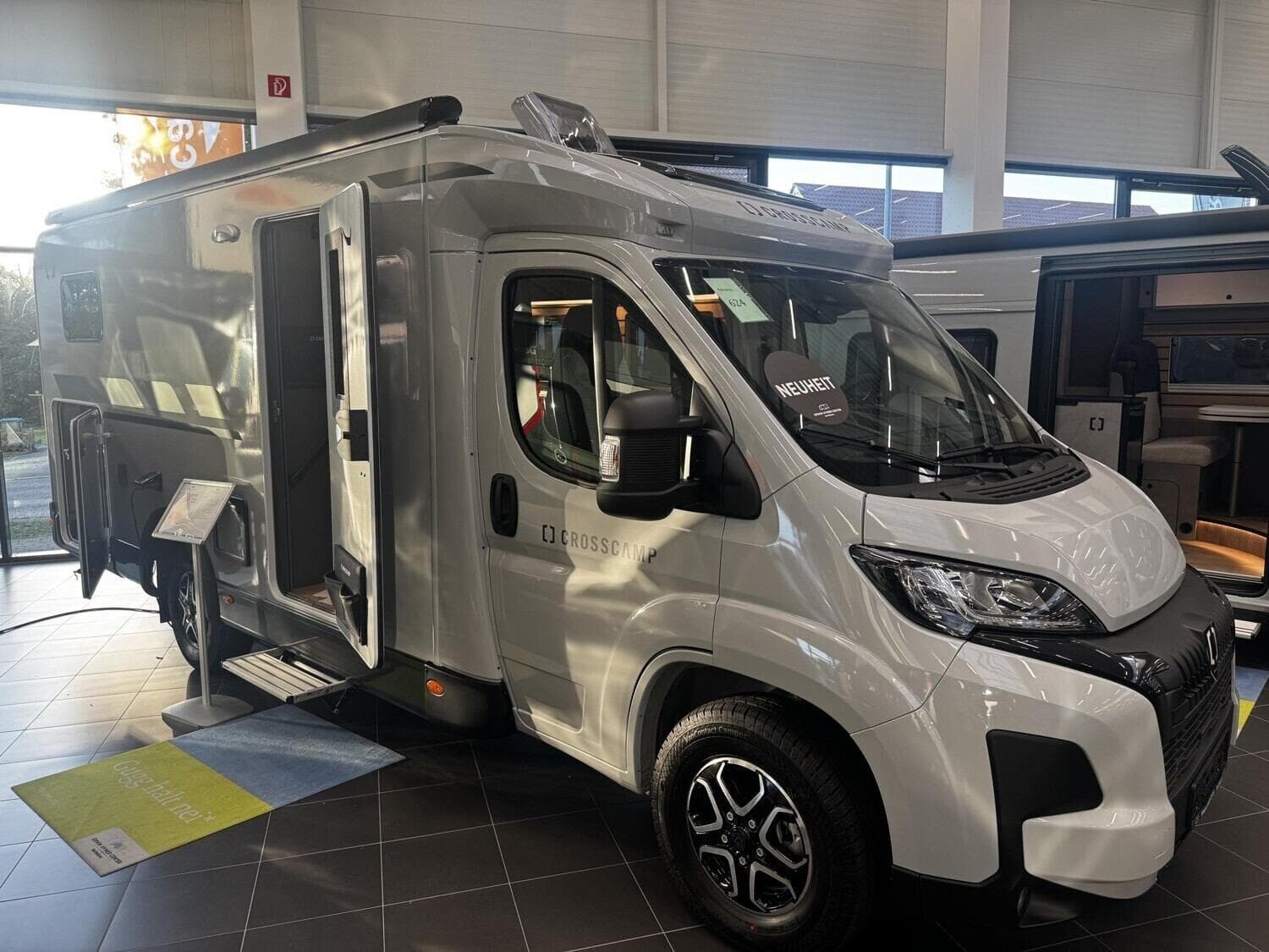 Wohnmobil Crosscamp EXPDN 7.0 EL Peugeot mit 4 Sitzen bei ERWIN HYMER Center Bad Waldsee GmbH Wohnmobil Peugeot Boxer Crosscamp 7.0 EL Peugeot EXPDN mit 4 Sitzen und 2 Schlafplätzen