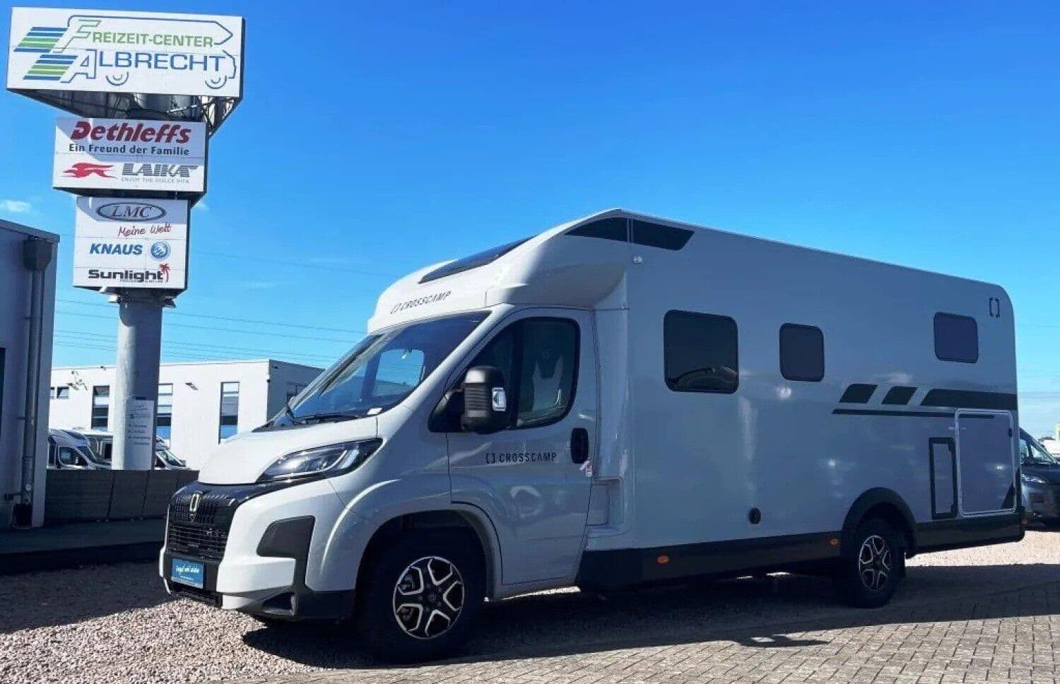 Wohnmobil Crosscamp EXPDN 7.4 E mit 4 Sitzen bei Freizeit-Center Albrecht GmbH & Co. KG Wohnmobil Crosscamp 7.4 E EXPDN mit 4 Sitzen und 4 Schlafplätzen
