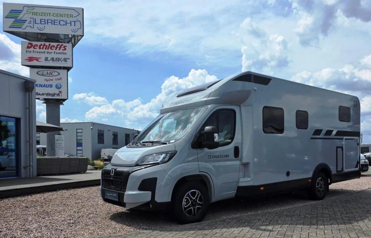 Wohnmobil Crosscamp EXPDN 7.4 E mit 4 Sitzen bei Freizeit-Center Albrecht GmbH & Co. KG Wohnmobil Crosscamp 7.4 E EXPDN mit 4 Sitzen und 2 Schlafplätzen