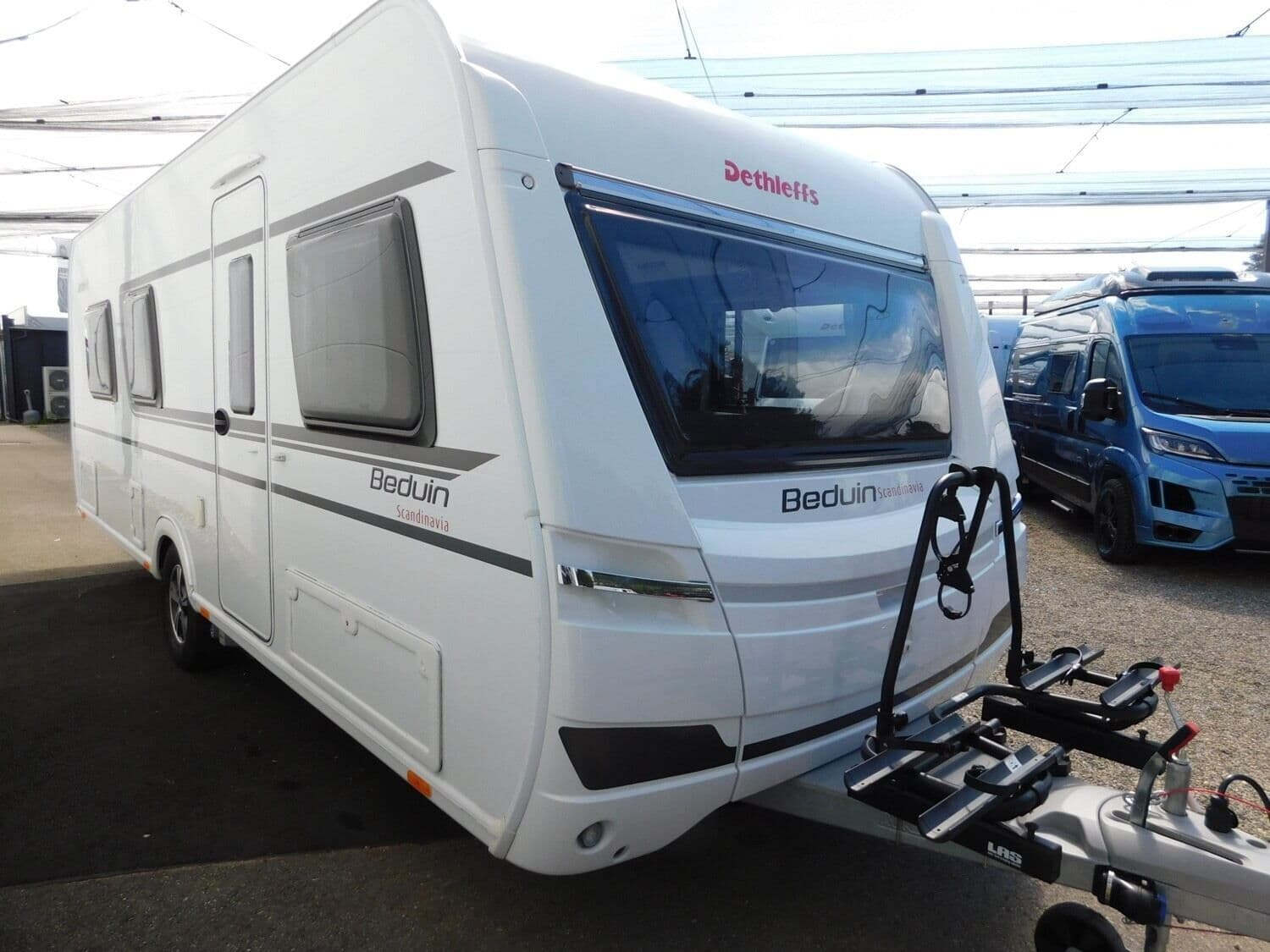Wohnwagen Dethleffs Beduin Scandinavia 550 RD mit 4 Sitzen bei Neuss Camping / Neuss GmbH Wohnwagen Dethleffs 550 RD Beduin Scandinavia mit 4 Sitzen und 4 Schlafplätzen
