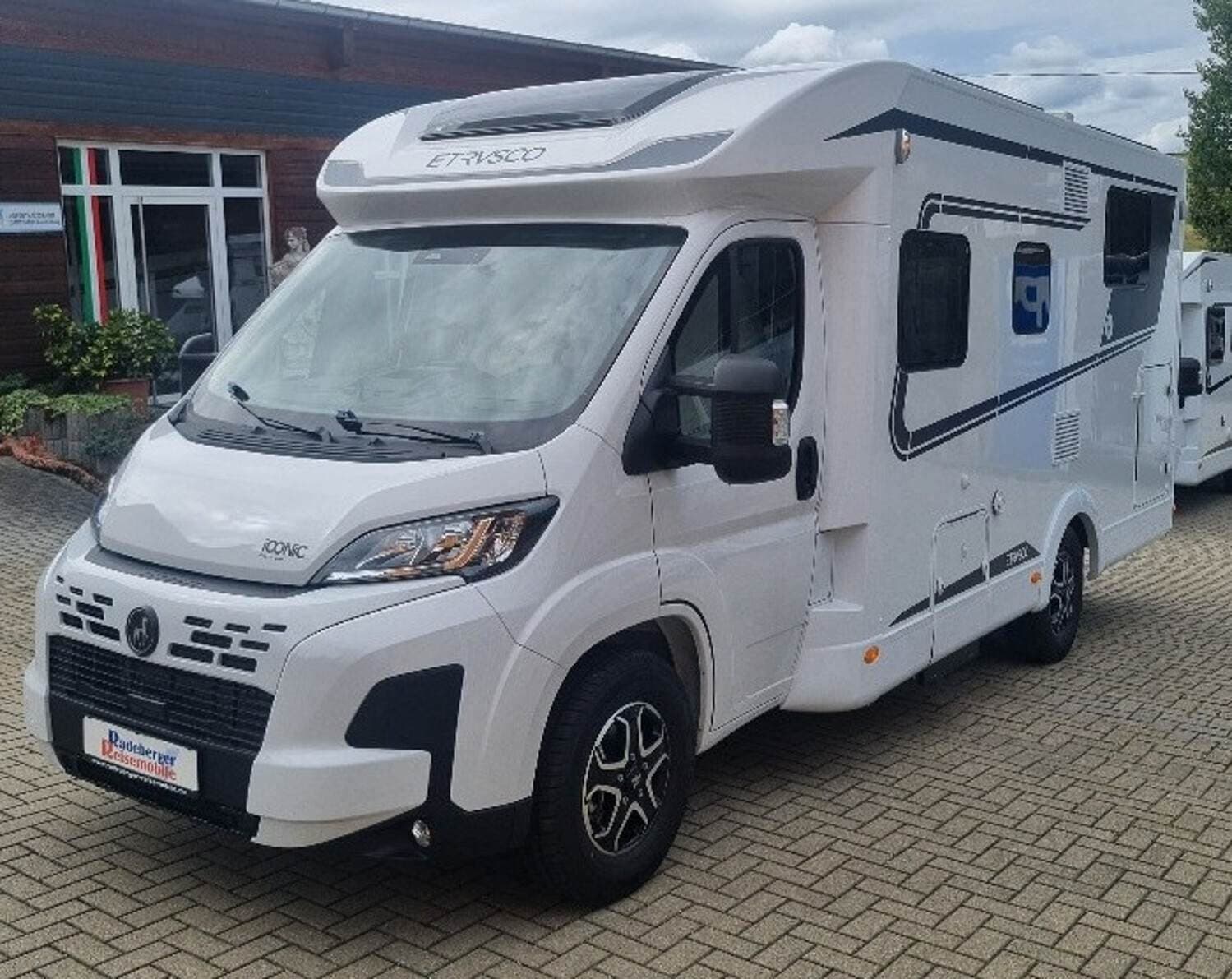 Wohnmobil Etrusco T 6900 SB mit 4 Sitzen bei Radeberger Reisemobile GmbH & Co.KG Wohnmobil Fiat Ducato Etrusco 6900 SB T mit 4 Sitzen und 3 Schlafplätzen