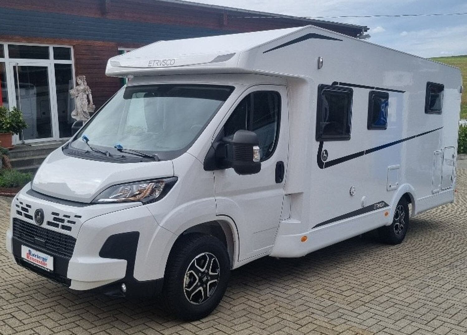 Wohnmobil Etrusco T-Modell Base 7.4 QBC mit 4 Sitzen bei Radeberger Reisemobile GmbH & Co.KG Wohnmobil Fiat Ducato Etrusco 7.4 QBC T-Modell Base mit 4 Sitzen und 2 Schlafplätzen