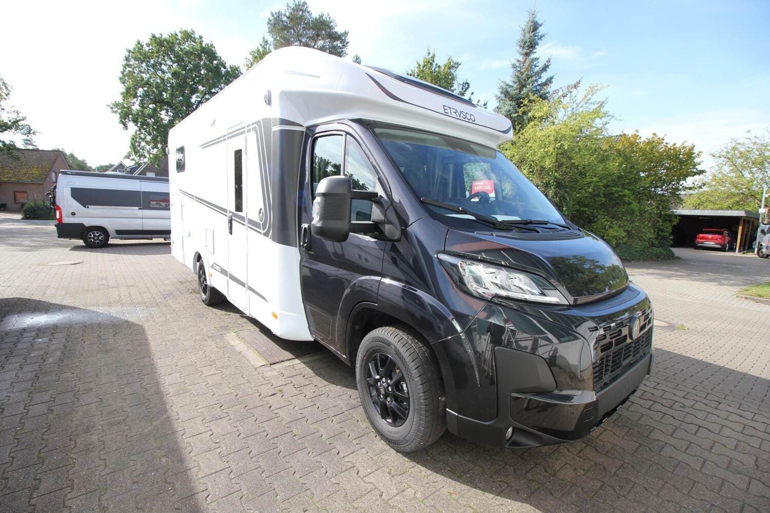 Wohnmobil Etrusco T-Modell Base 7.4 SB mit 5 Sitzen bei Kiehn Mobile Freizeit GmbH Wohnmobil Fiat Ducato Etrusco 7.4 SB T-Modell Base mit 5 Sitzen und 4 Schlafplätzen