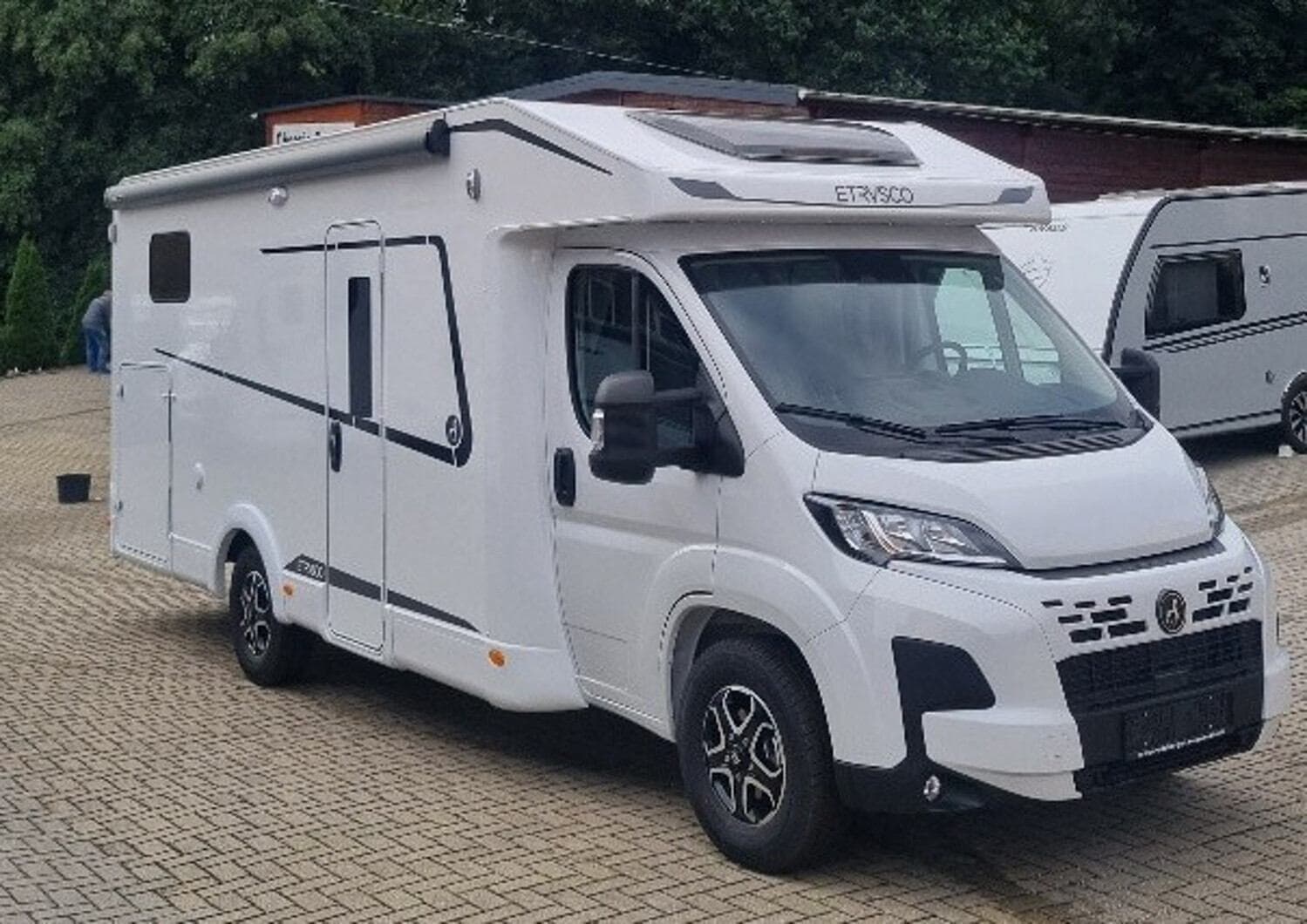 Wohnmobil Etrusco T-Modell Base 7.4 SBC mit 4 Sitzen bei Radeberger Reisemobile GmbH & Co.KG Wohnmobil Etrusco 7.4 SBC T-Modell Base mit 4 Sitzen und 2 Schlafplätzen