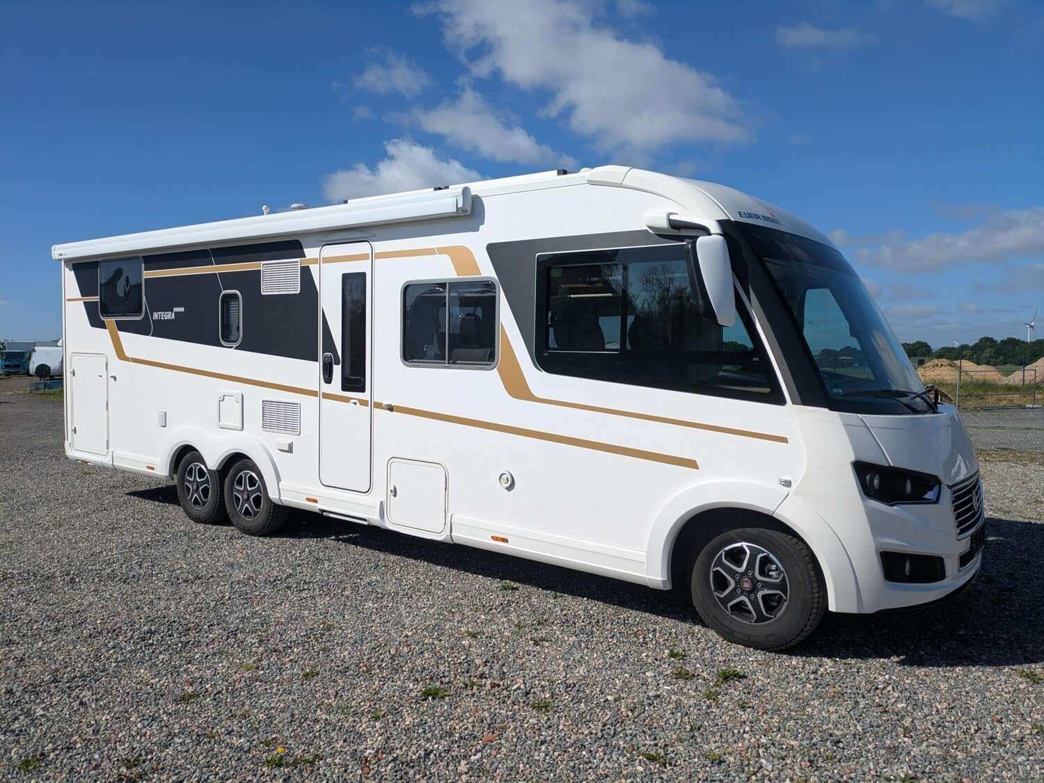 Wohnmobil Eura Mobil Integra 890 QB mit 4 Sitzen bei Ehlers Mobile Welten GmbH & Co. KG Wohnmobil Fiat Ducato Eura Mobil 890 QB Integra mit 4 Sitzen und 4 Schlafplätzen