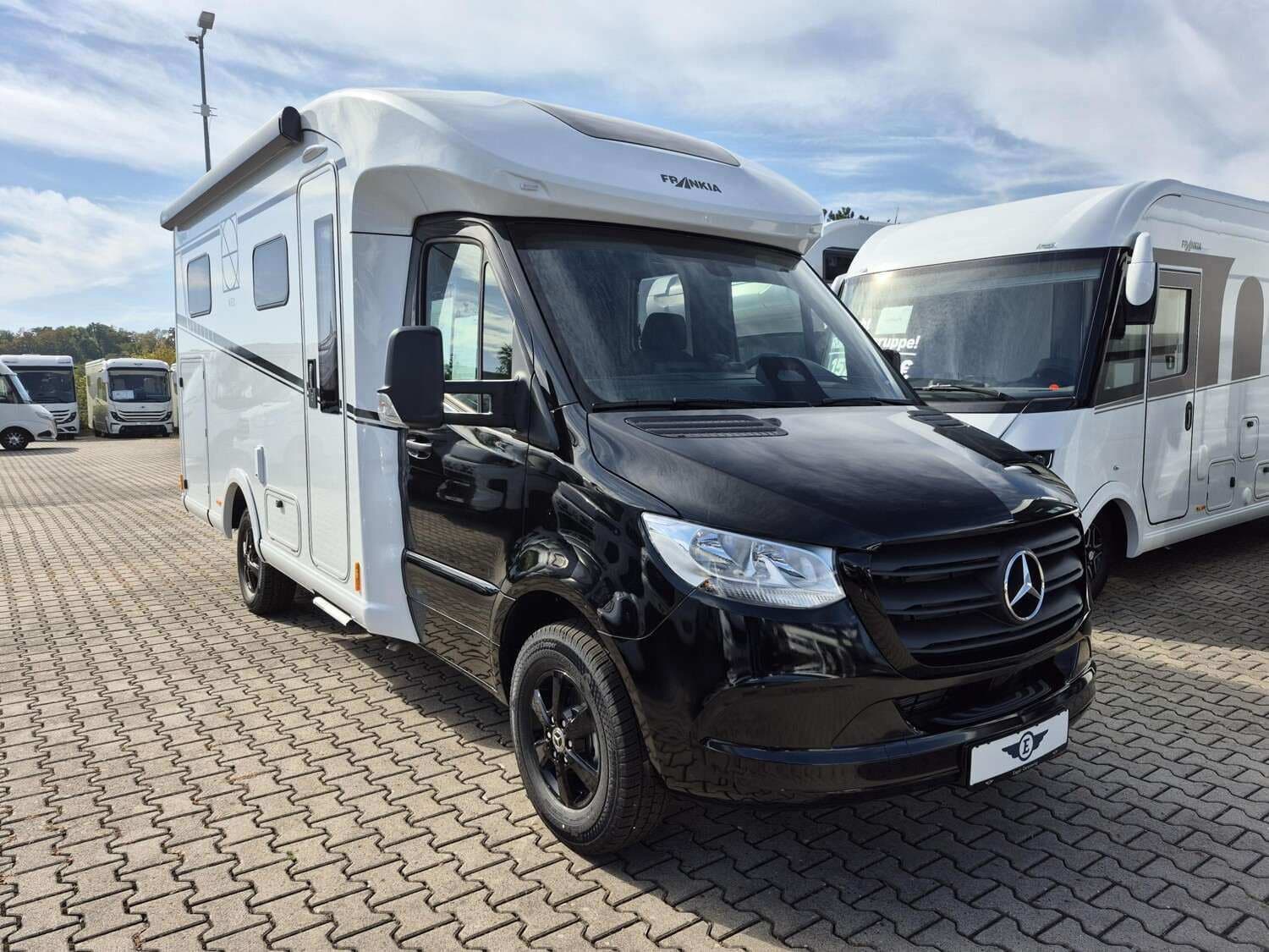Wohnmobil Frankia Neo MT 7 GDK NEO 4,5 t. mit 4 Sitzen bei Engel Caravaning Frankfurt GmbH & Co. KG Wohnmobil Mercedes Sprinter Frankia MT 7 GDK NEO 4,5 t. Neo mit 4 Sitzen und 3 Schlafplätzen