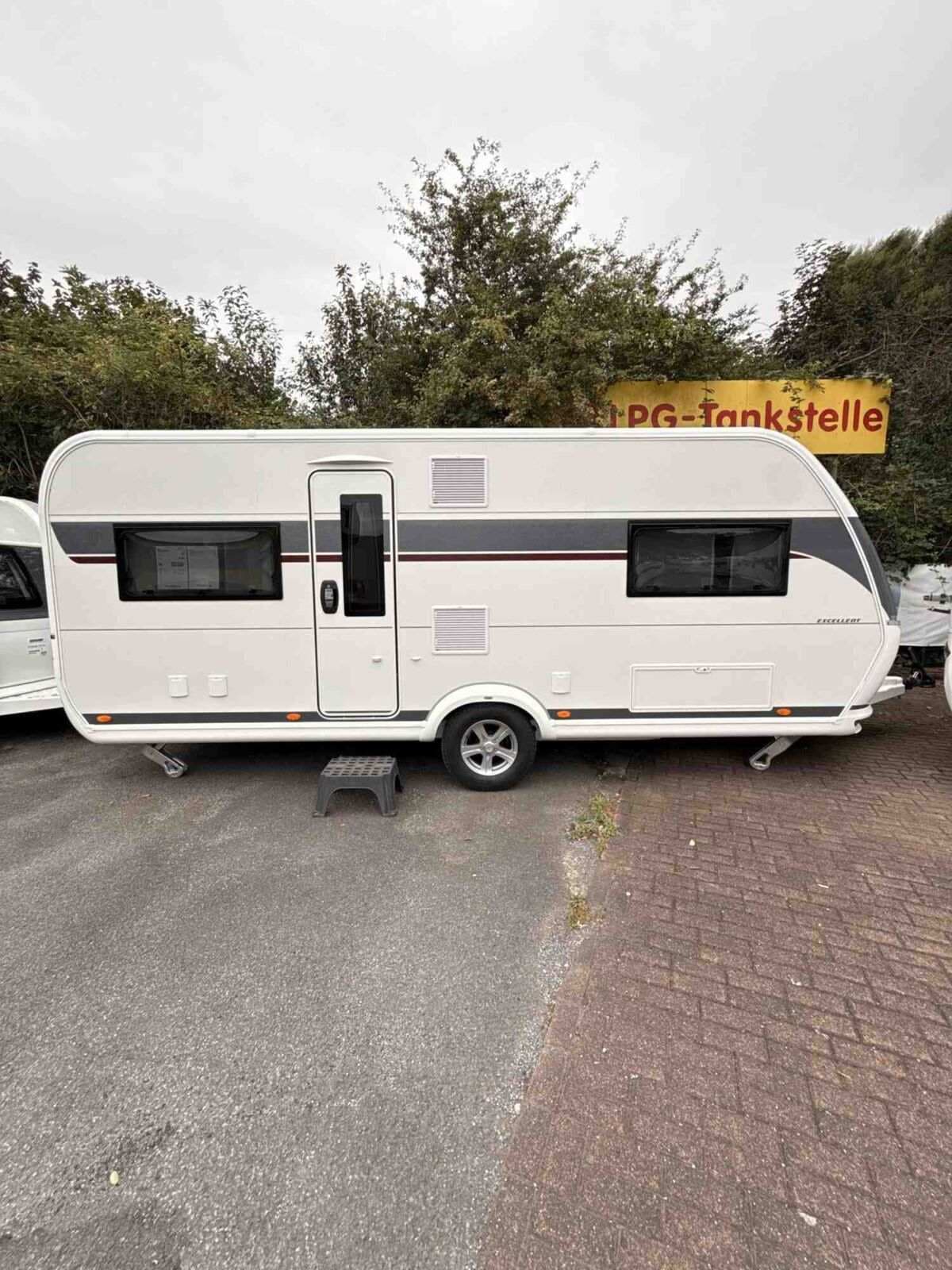 Wohnwagen Hobby Excellent 560 CFe bei Campingsalon ZimmerMann GmbH Wohnwagen Hobby 560 CFe Excellent mit 2 Schlafplätzen