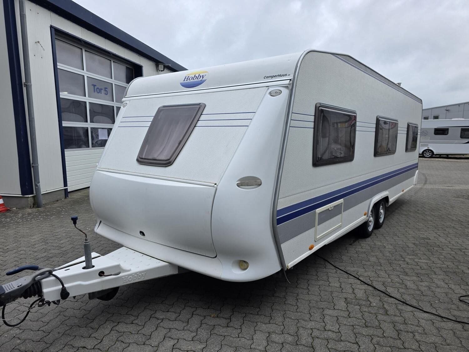 Wohnwagen Hobby Prestige 650 UMFe mit 6 Sitzen bei Camperhuus Wohnwagen Hobby 650 UMFe Prestige mit 6 Sitzen und 4 Schlafplätzen