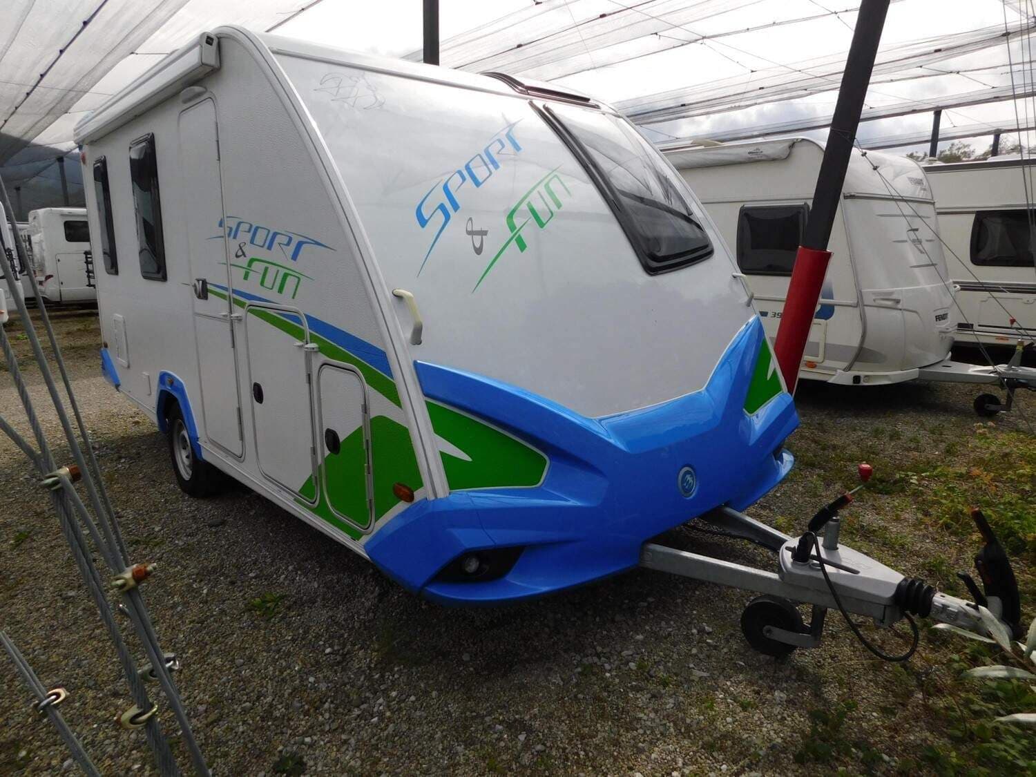 Wohnwagen Knaus Sport & Fun 480 QL mit 4 Sitzen bei Neuss Camping / Neuss GmbH Wohnwagen Knaus 480 QL Sport & Fun mit 4 Sitzen und 4 Schlafplätzen
