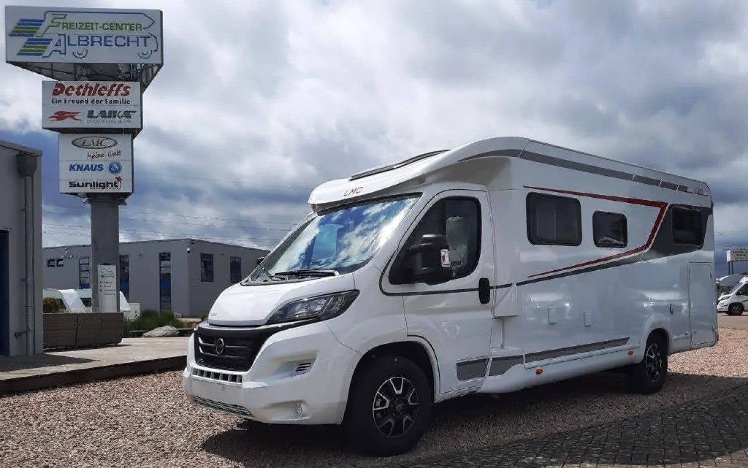 Wohnmobil LMC Tourer T 660 G mit 4 Sitzen bei Freizeit-Center Albrecht GmbH & Co. KG Wohnmobil Fiat Ducato LMC T 660 G Tourer mit 4 Sitzen und 3 Schlafplätzen