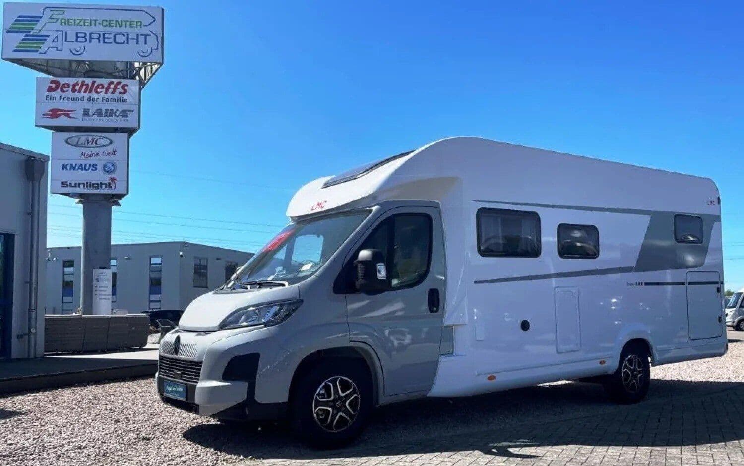 Wohnmobil LMC Tracer 730 EL mit 4 Sitzen bei Freizeit-Center Albrecht GmbH & Co. KG Wohnmobil Citroen Jumper LMC 730 EL Tracer mit 4 Sitzen und 4 Schlafplätzen