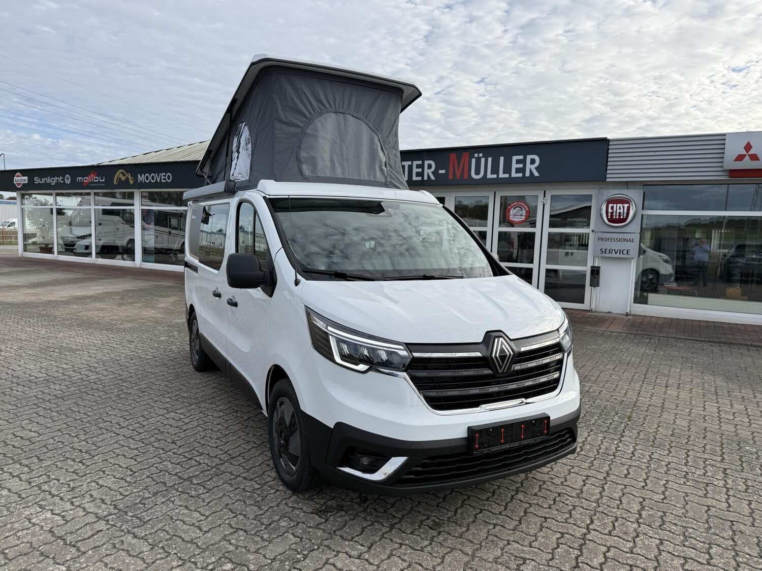 Wohnmobil Mooveo Campervan 2 ALL-IN-ONE mit 4 Sitzen bei Camper Center Müller by Autohaus Gebr. Müller GmbH Wohnmobil Renault Trafic Mooveo 2 ALL-IN-ONE Campervan mit 4 Sitzen und 2 Schlafplätzen