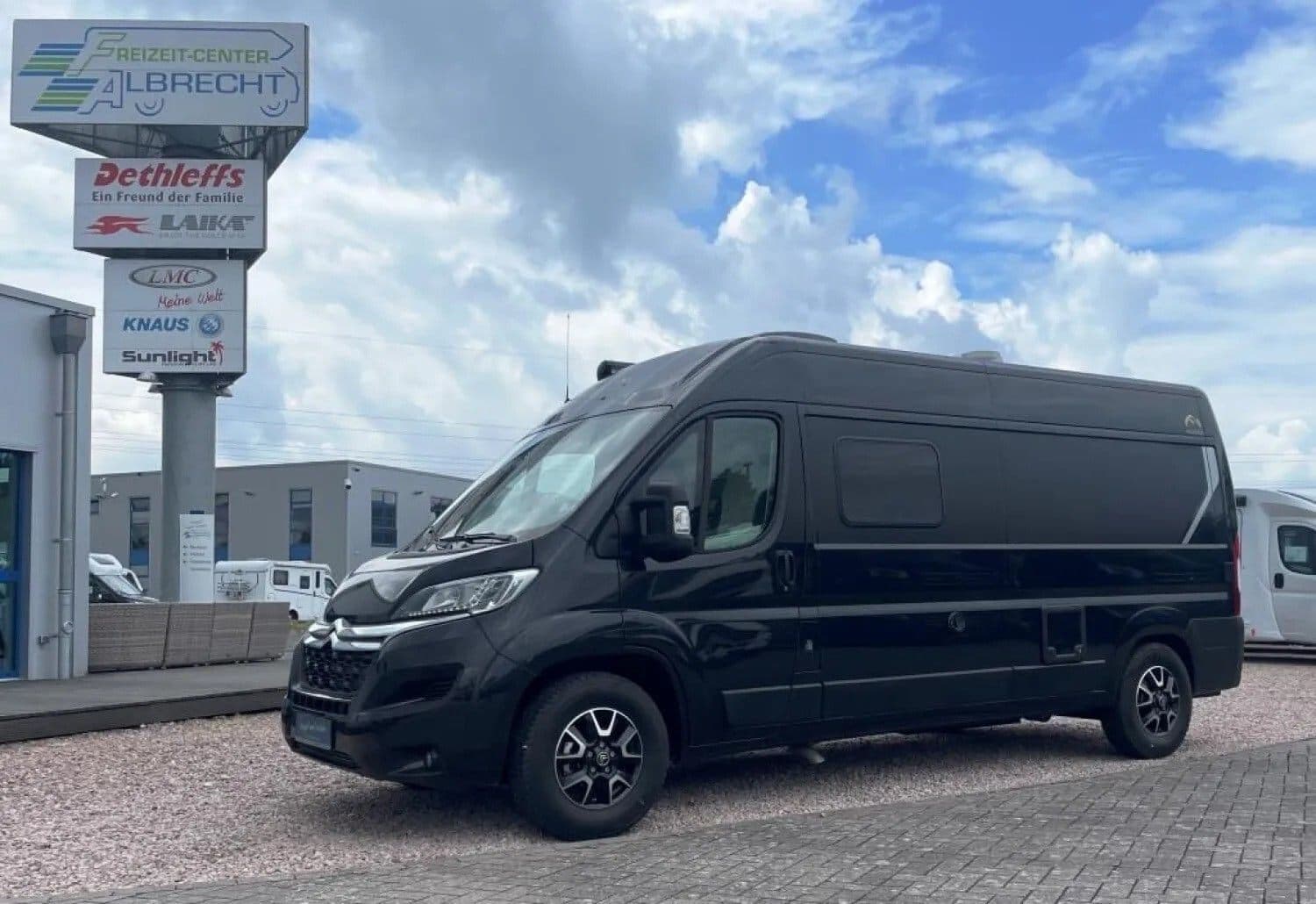 Wohnmobil Mooveo Van 60DB mit 4 Sitzen bei Freizeit-Center Albrecht GmbH & Co. KG Wohnmobil Citroen Jumper Mooveo 60DB Van mit 4 Sitzen und 2 Schlafplätzen