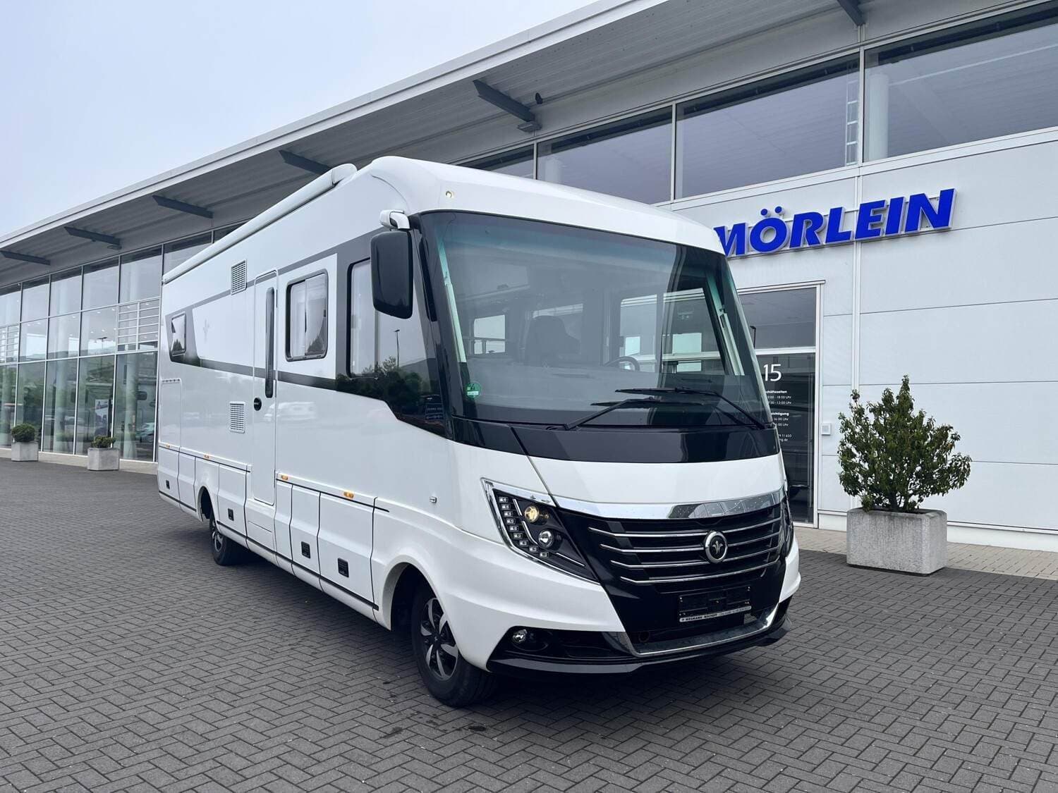 Wohnmobil Niesmann-Bischoff Flair 880 LE mit 4 Sitzen bei Dürrwang GmbH & Co. KG Caravan und Reisemobile Wohnmobil Niesmann-Bischoff 880 LE Flair mit 4 Sitzen und 4 Schlafplätzen