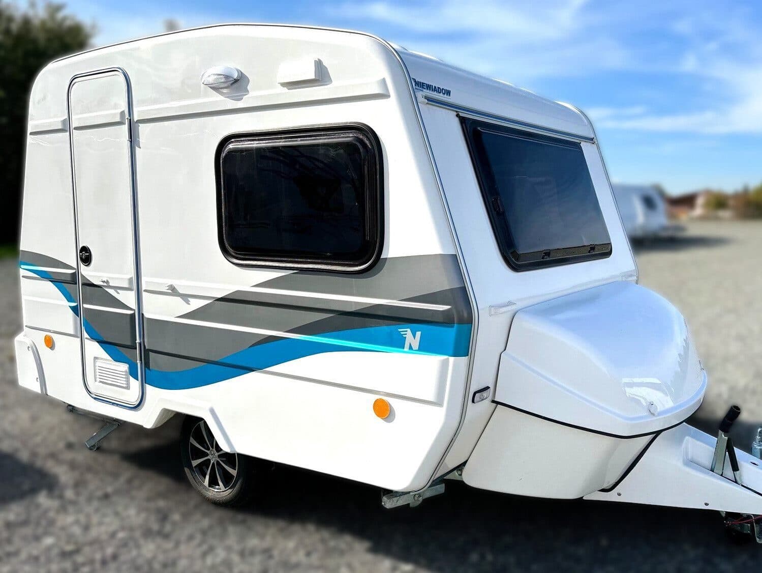 Wohnwagen Niewiadow Sonstige N 126 NL bei Fahrzeughaus An der Trift GmbH Wohnwagen Niewiadow N 126 NL Sonstige mit 2 Schlafplätzen