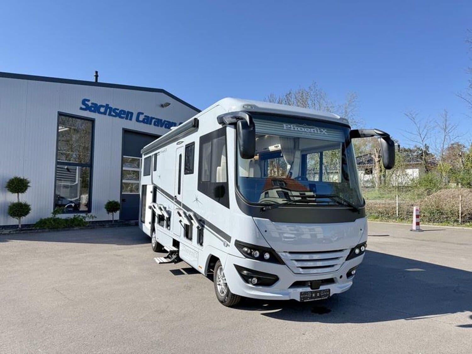 Wohnmobil PhoeniX Maxi Liner 8300 BML mit 4 Sitzen bei Sachsen-Caravan GmbH E.H. Wohnmobil Iveco Daily PhoeniX 8300 BML Maxi Liner mit 4 Sitzen und 4 Schlafplätzen