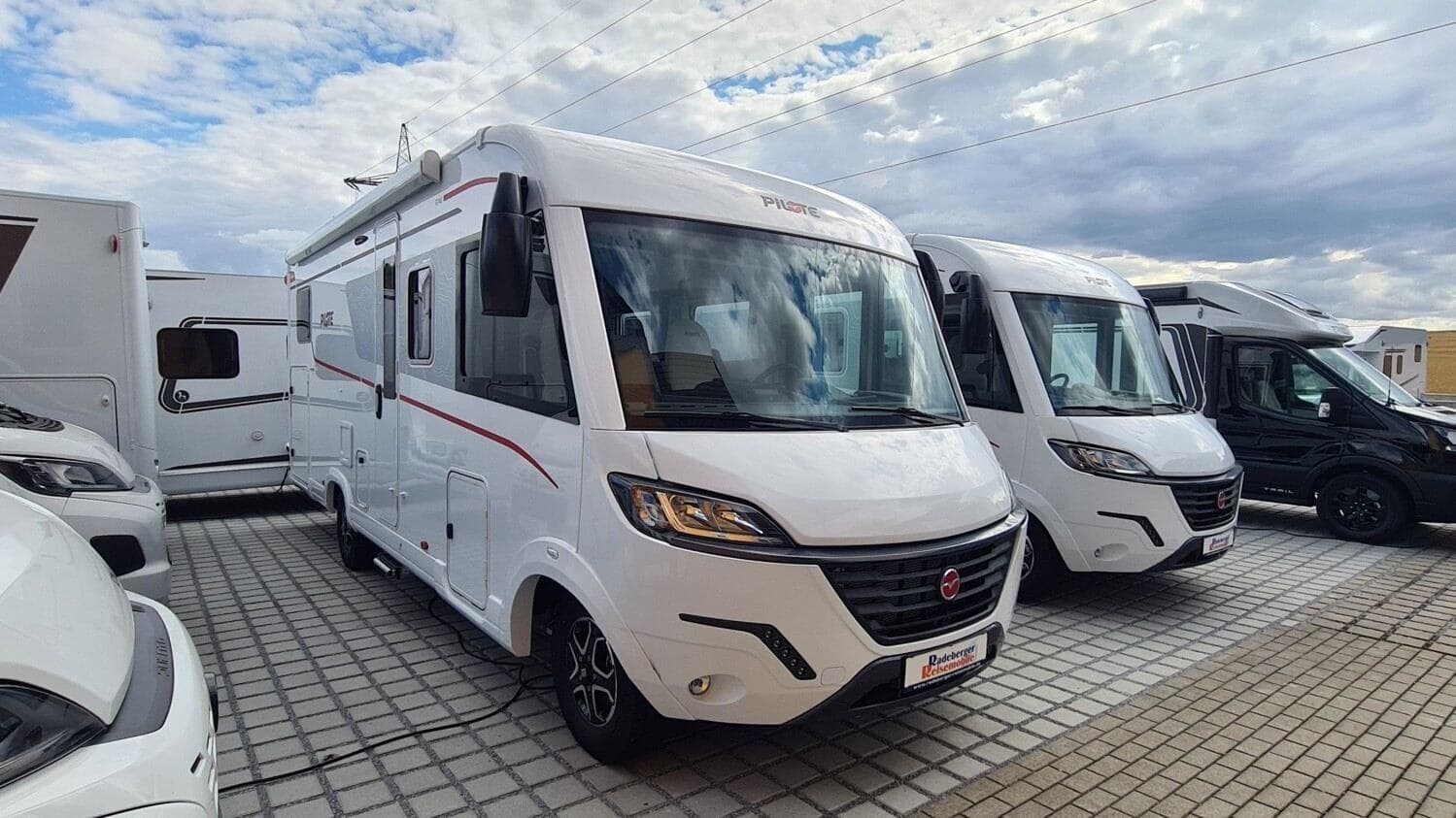 Wohnmobil Pilote Galaxy Evidence G740FGJ mit 4 Sitzen bei Radeberger Reisemobile GmbH & Co.KG Wohnmobil Fiat Ducato Pilote G740FGJ Galaxy Evidence mit 4 Sitzen und 4 Schlafplätzen