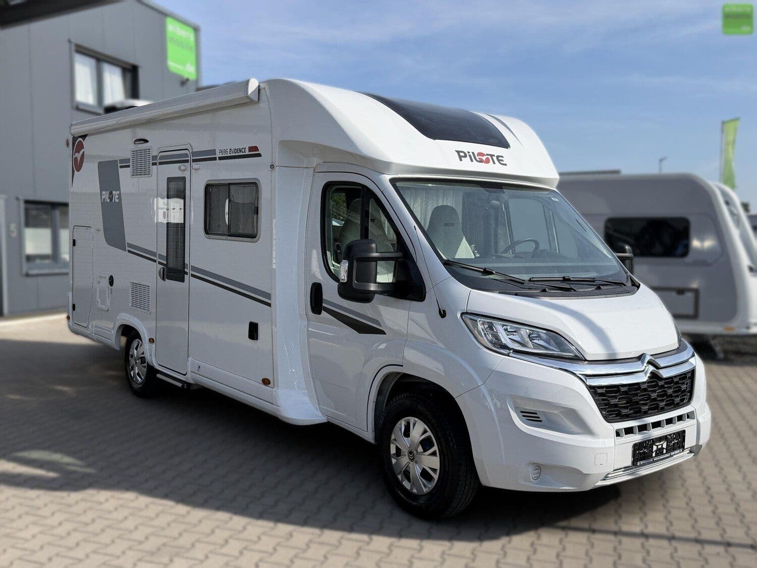 Wohnmobil Pilote Pacific Evidence P696D mit 4 Sitzen bei Albers Mobile GmbH Wohnmobil Citroen Jumper Pilote P696D Pacific Evidence mit 4 Sitzen und 4 Schlafplätzen