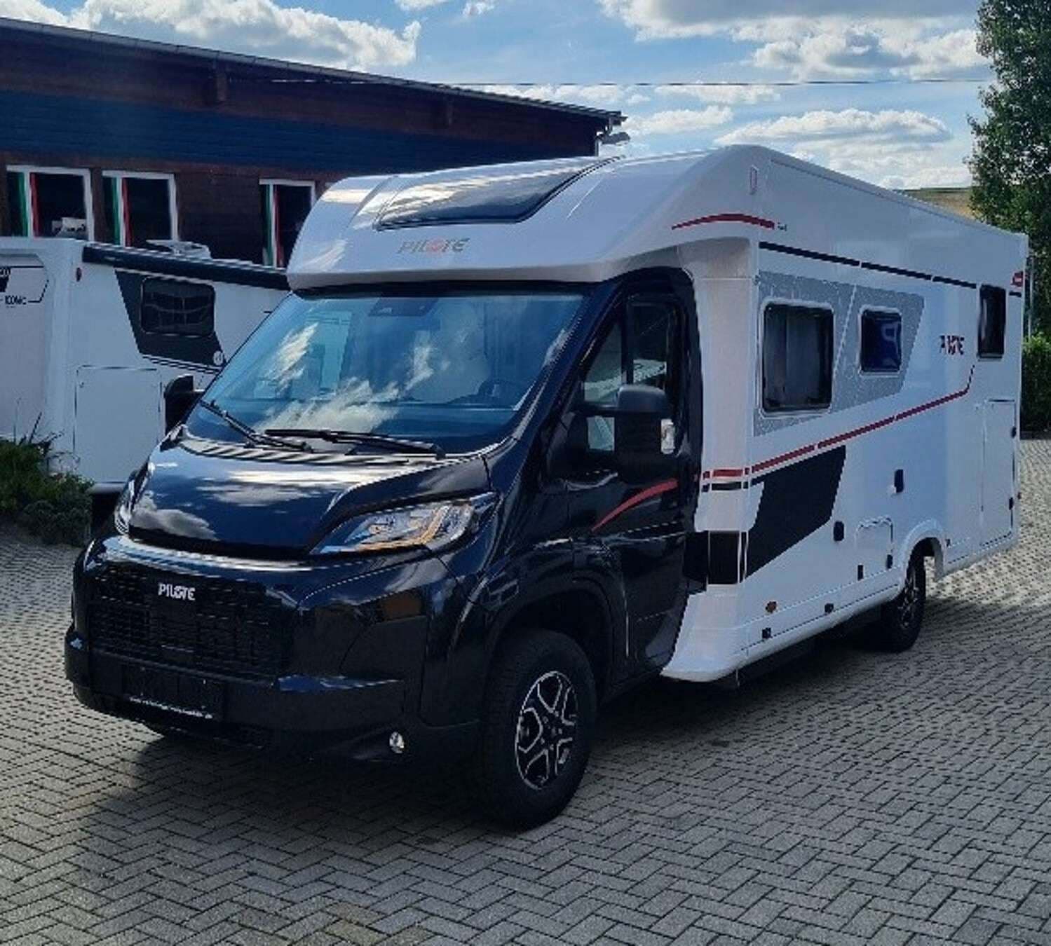 Wohnmobil Pilote Pacific Evidence P740FGJ mit 4 Sitzen bei Radeberger Reisemobile GmbH & Co.KG Wohnmobil Fiat Ducato Pilote P740FGJ Pacific Evidence mit 4 Sitzen und 2 Schlafplätzen