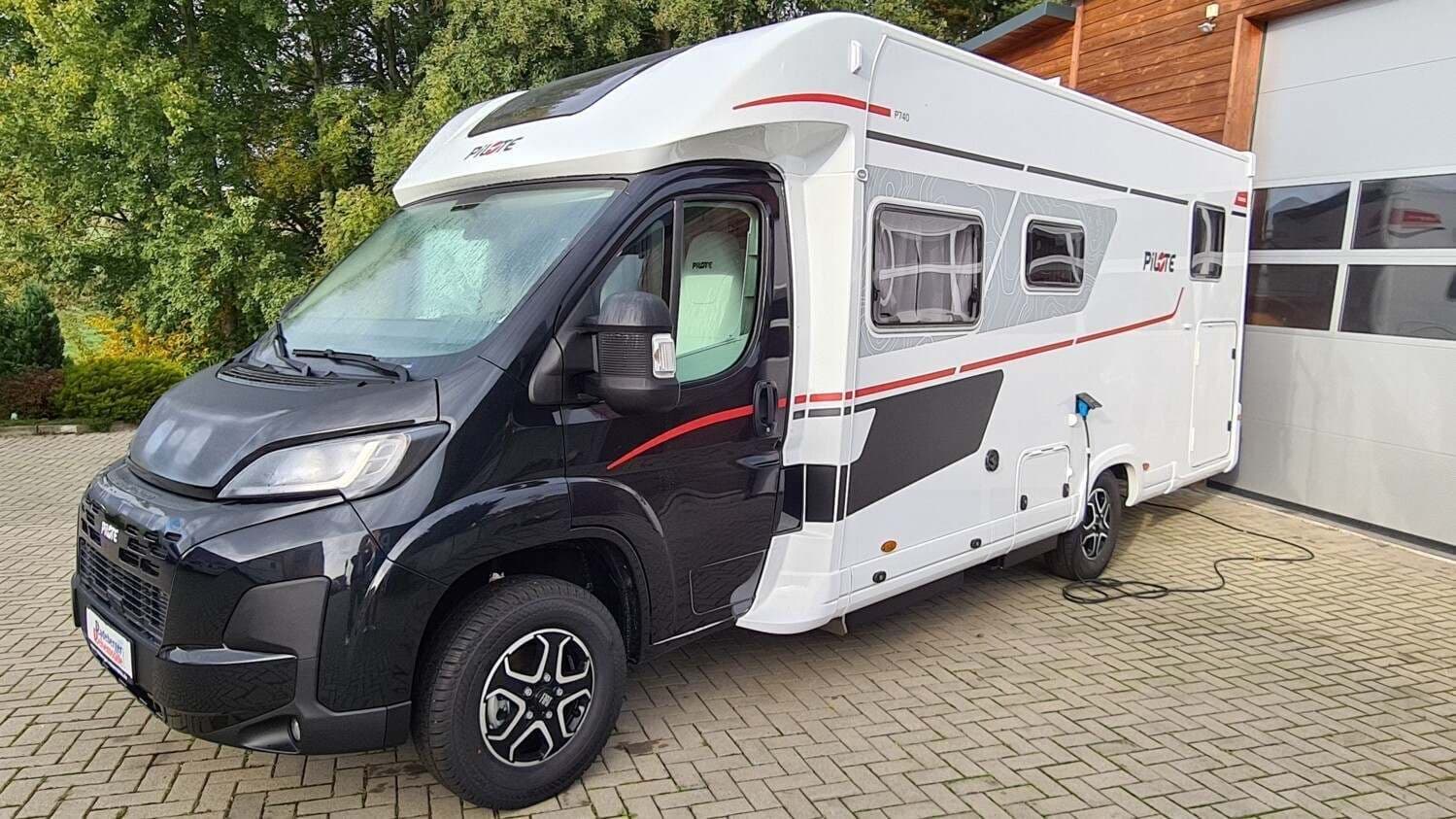 Wohnmobil Pilote Pacific Evidence P740FGJ mit 4 Sitzen bei Radeberger Reisemobile GmbH & Co.KG Wohnmobil Fiat Ducato Pilote P740FGJ Pacific Evidence mit 4 Sitzen und 2 Schlafplätzen