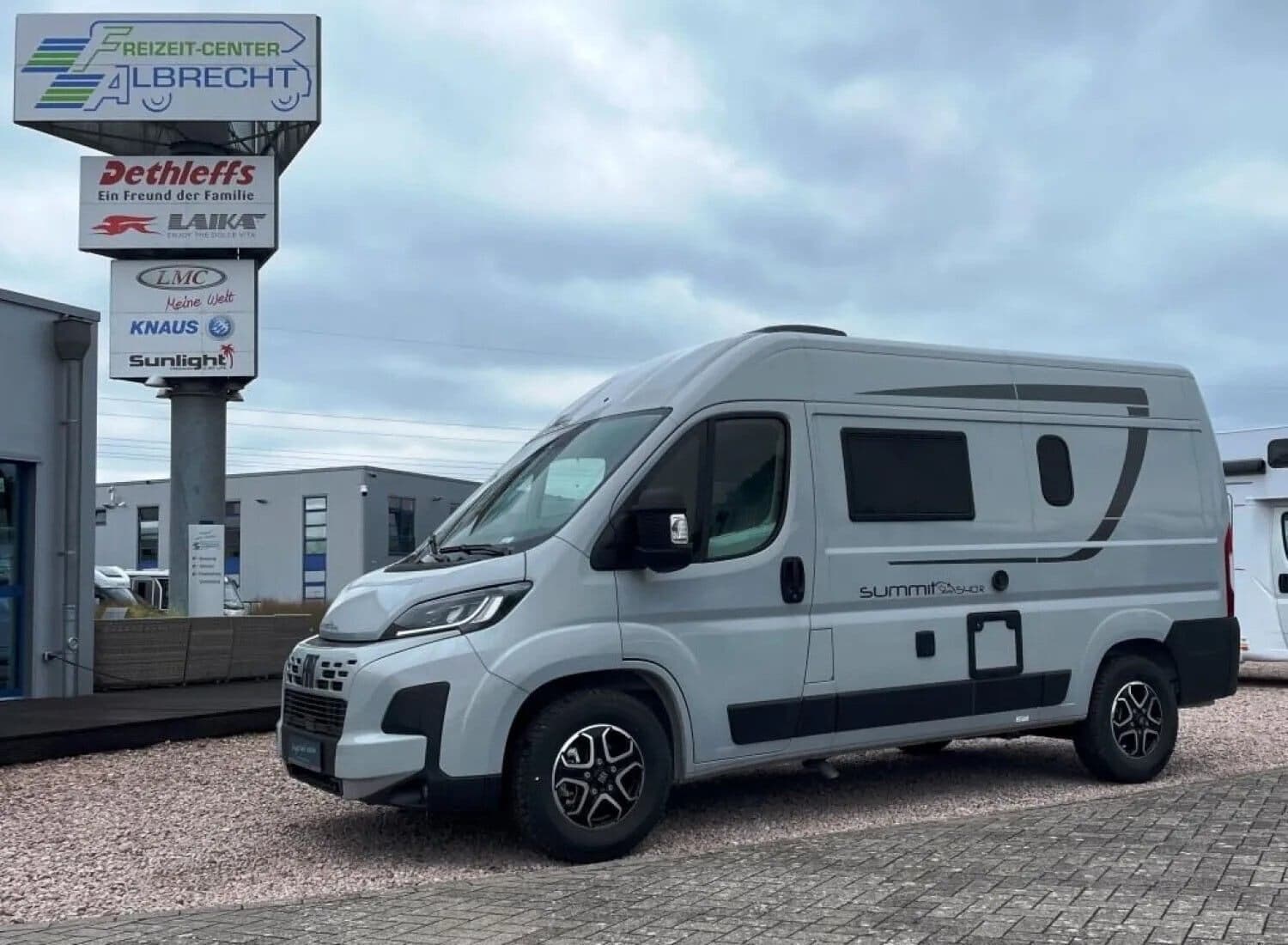 Wohnmobil Pössl Summit SHINE 540 R mit 3 Sitzen bei Freizeit-Center Albrecht GmbH & Co. KG Wohnmobil Fiat Ducato Pössl SHINE 540 R Summit mit 3 Sitzen und 3 Schlafplätzen